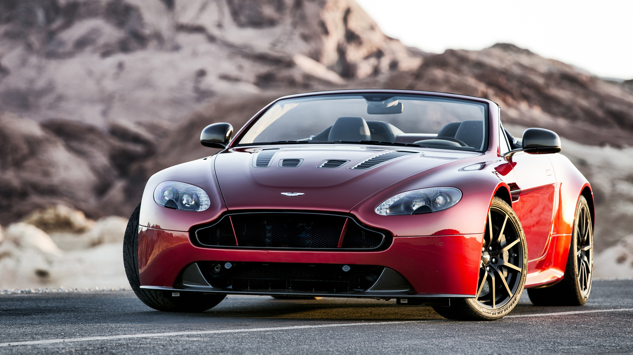 buyers_guide_-_aston_vantage_roadster_2014_-_front.jpg