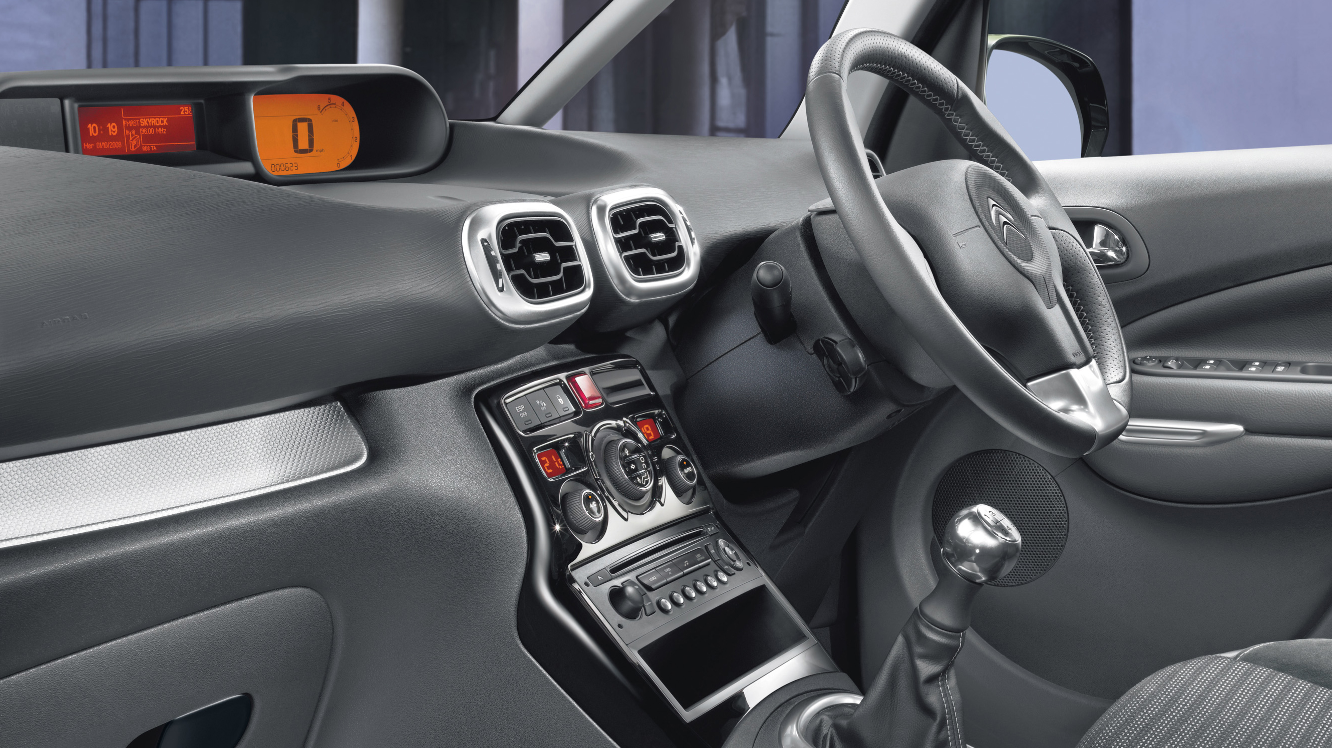 buyers_guide_-_citroen_c3_picasso_2014_-_interior.jpg