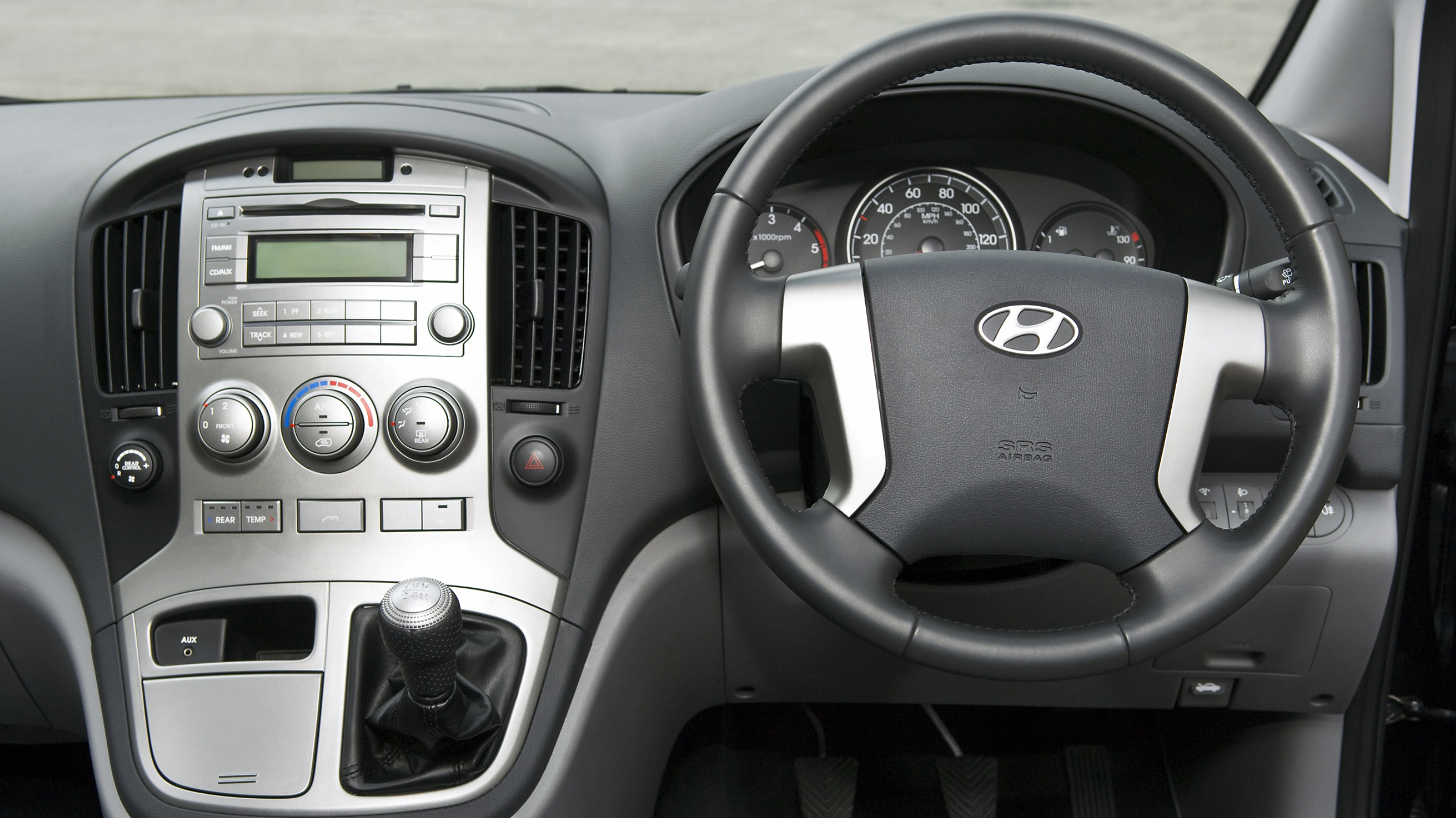 buyers_guide_-_hyundai_i800_2014_-_interior.jpg