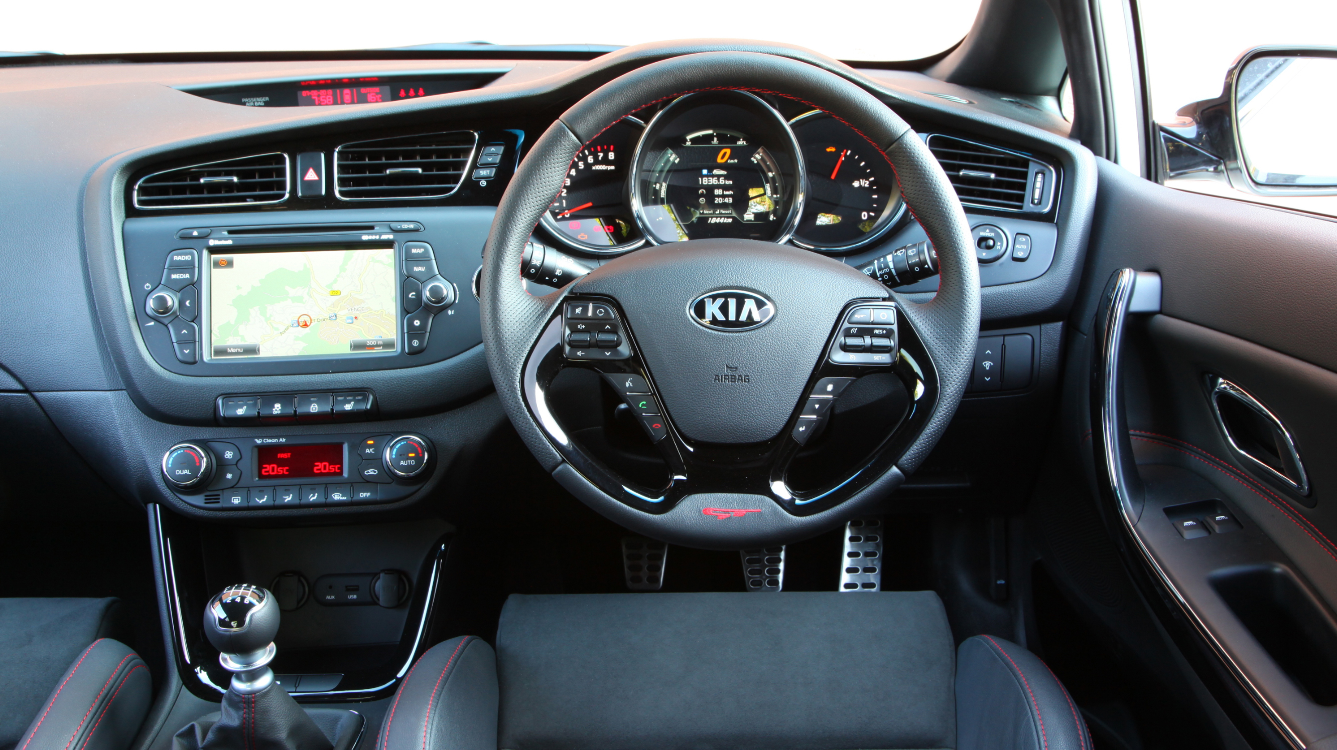 buyers_guide_-_kia_ceed_gt_2014_-_interior.jpg