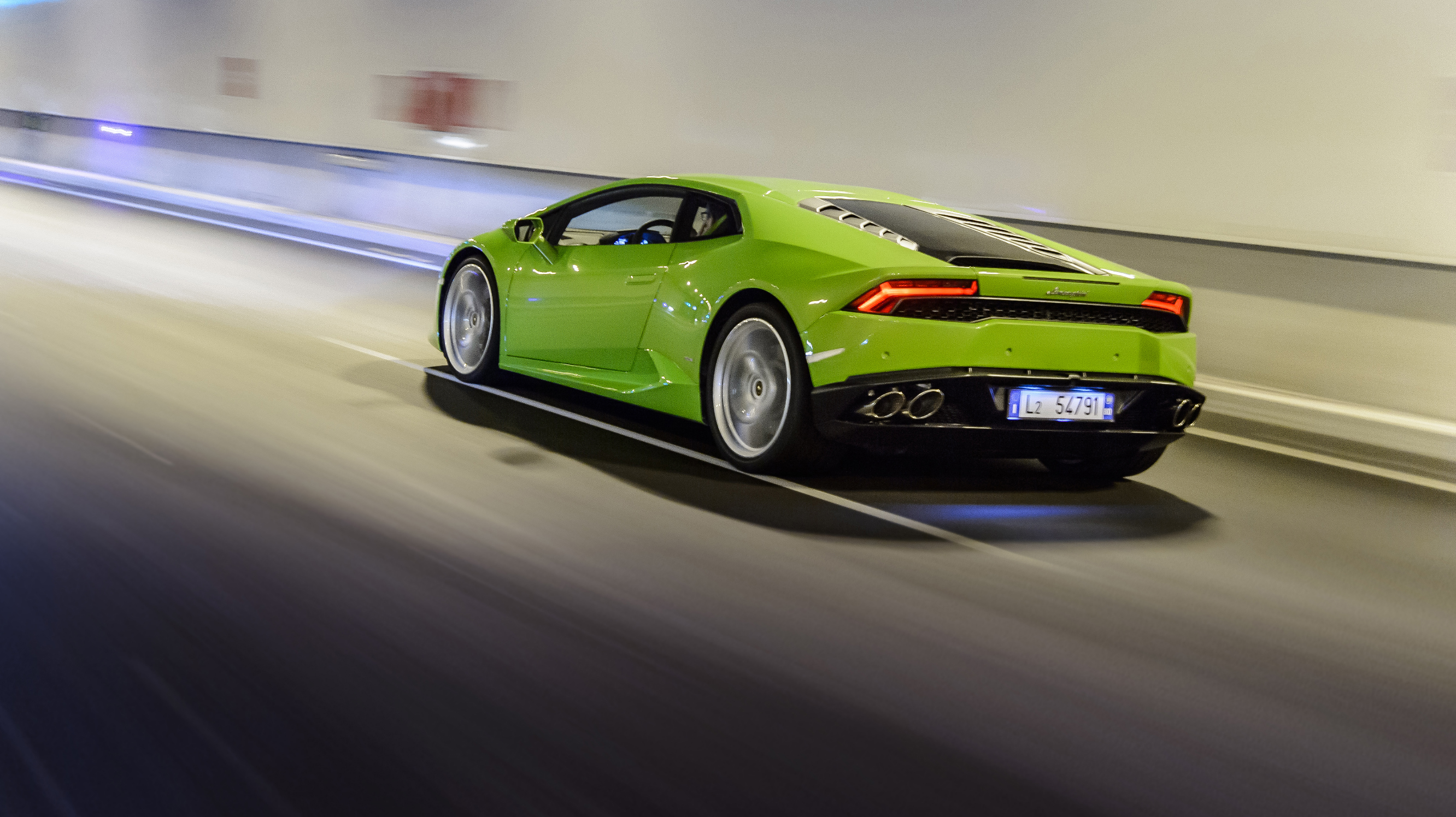 buyers_guide_-_lamborghini_huracan_2014_-_rear_quarter.jpg