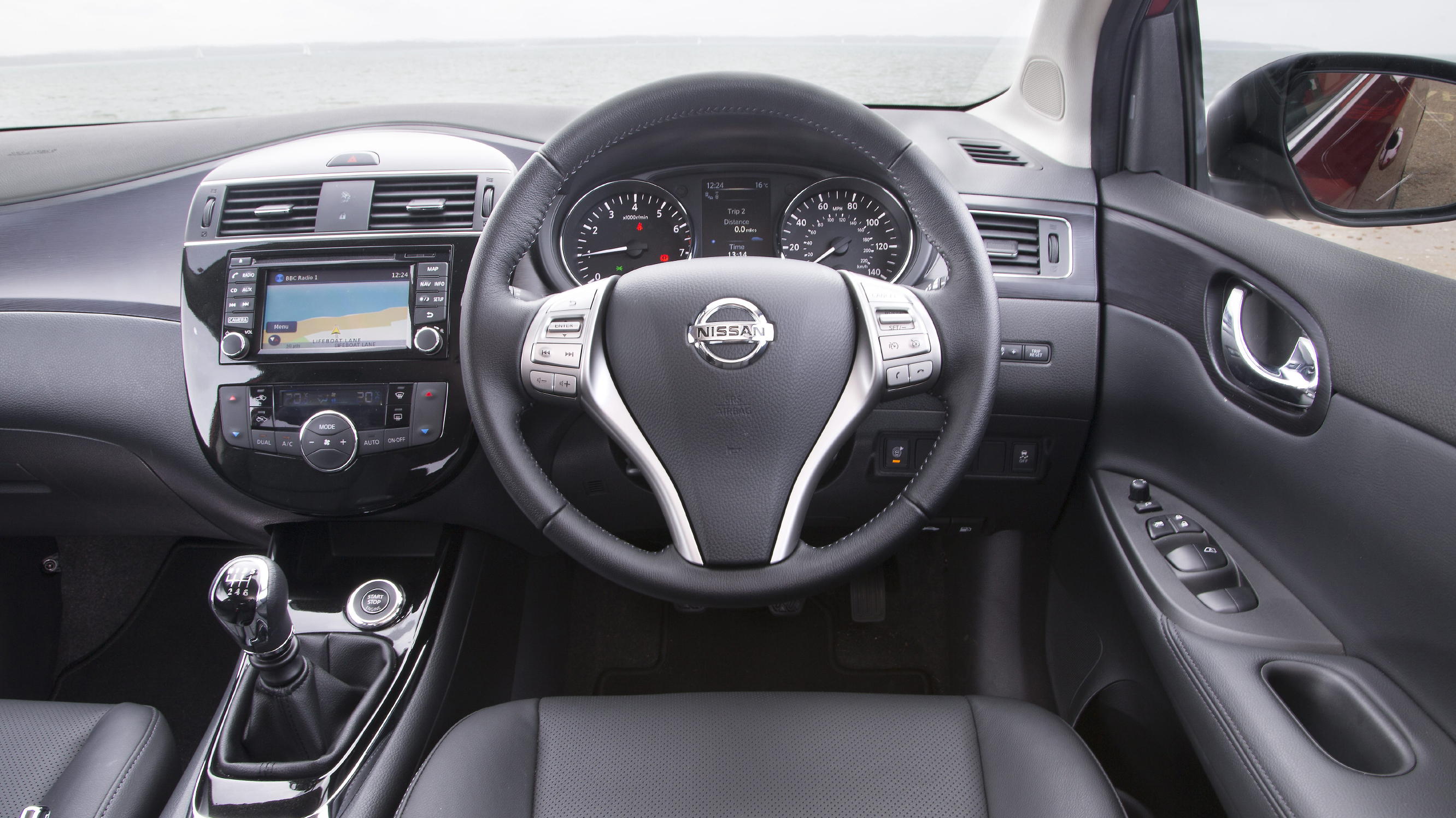 buyers_guide_-_nissan_pulsar_2014_-_interior.jpg