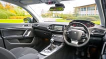 buyers_guide_-_peugeot_308_2014_-_interior.jpg