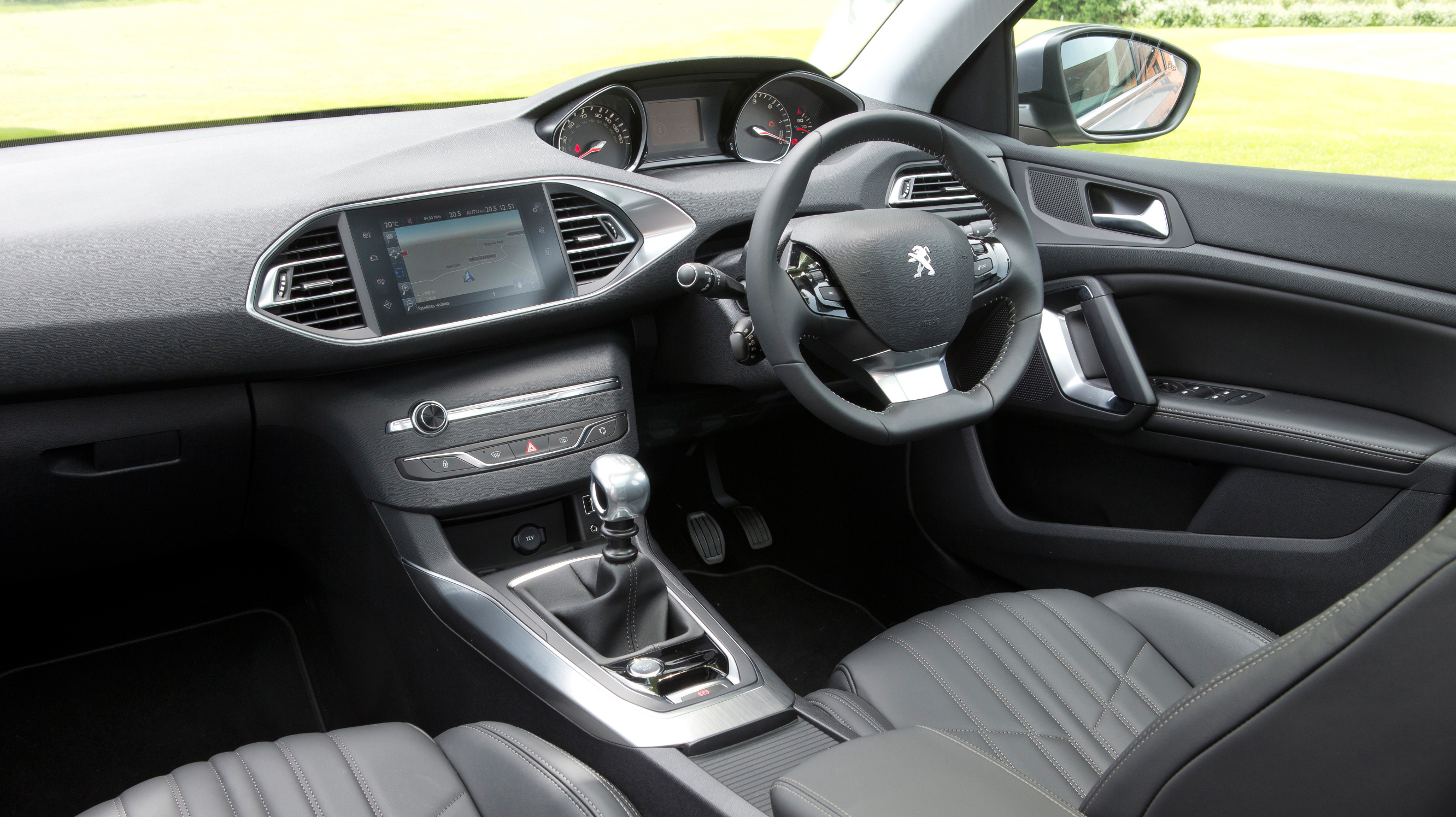 buyers_guide_-_peugeot_308_sw_2014_-_interior.jpg
