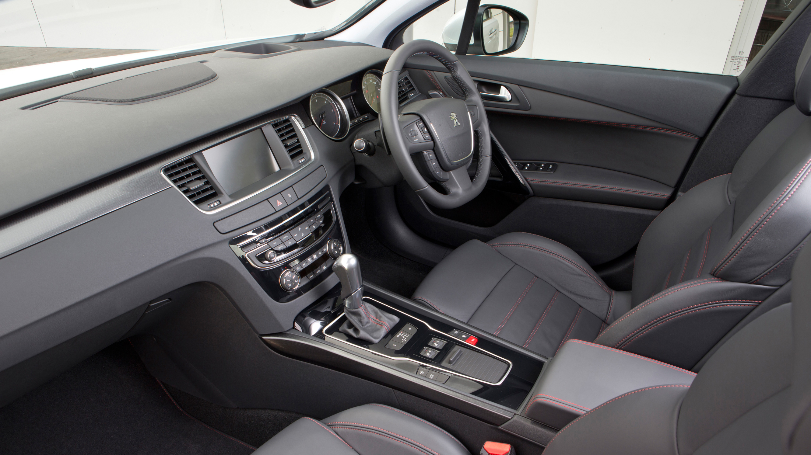 buyers_guide_-_peugeot_508_sw_2014_-_interior.jpg