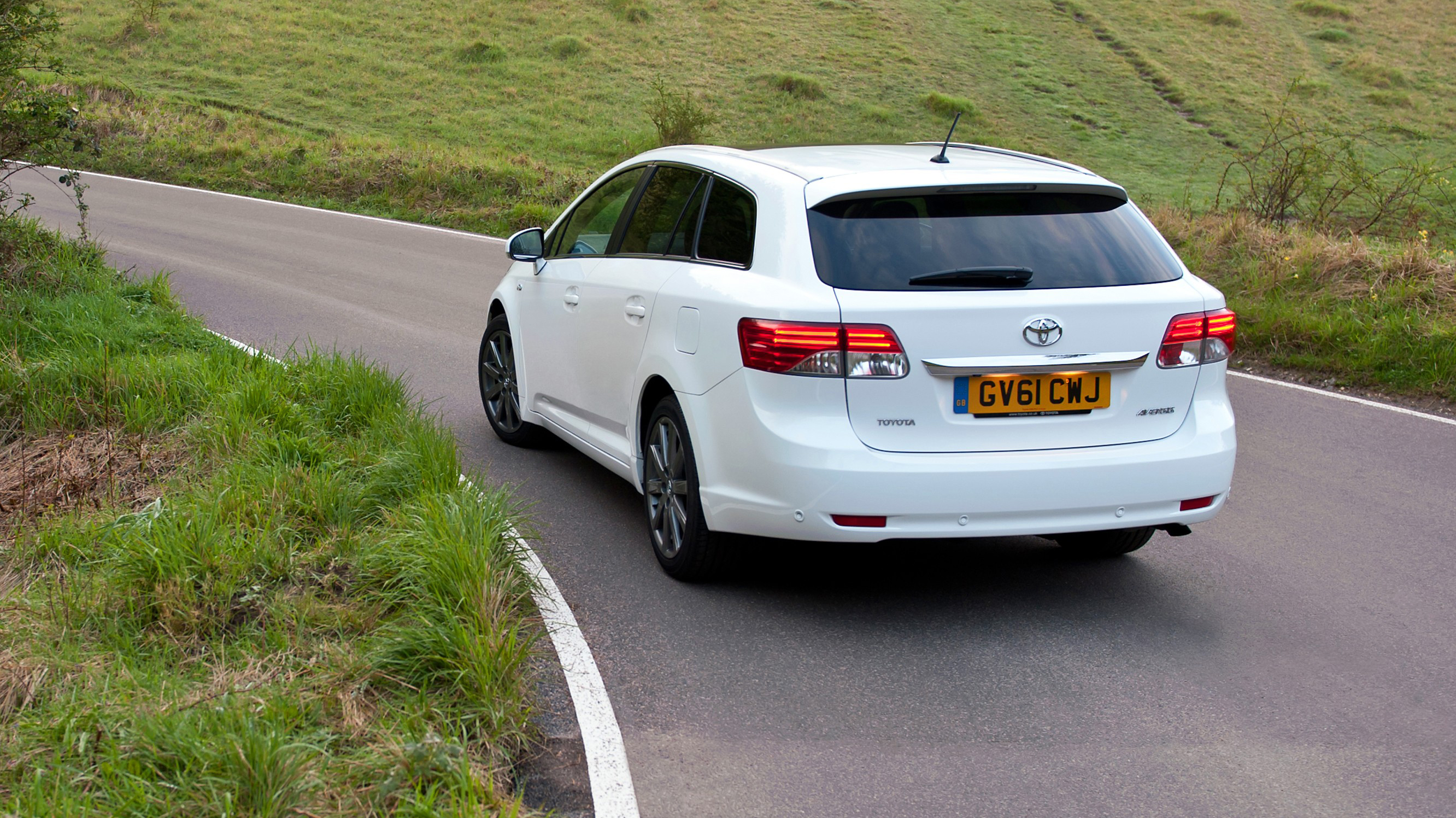 buyers_guide_-_toyota_avensis_touer_2014_-_rear_quarter.jpg