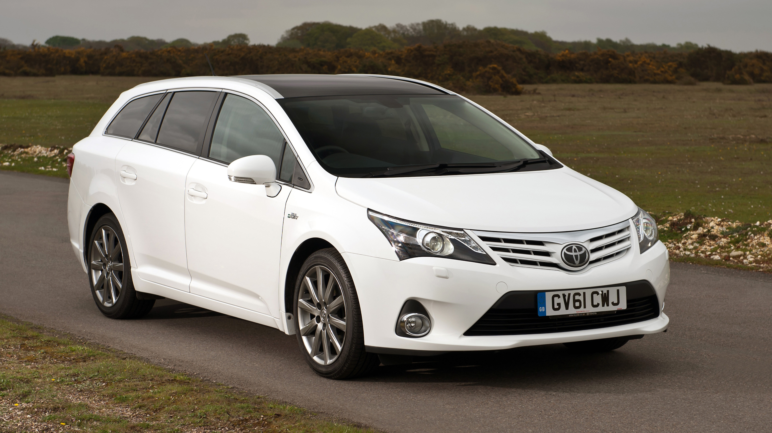buyers_guide_-_toyota_avensis_tourer_2014_-_front_quarter.jpg