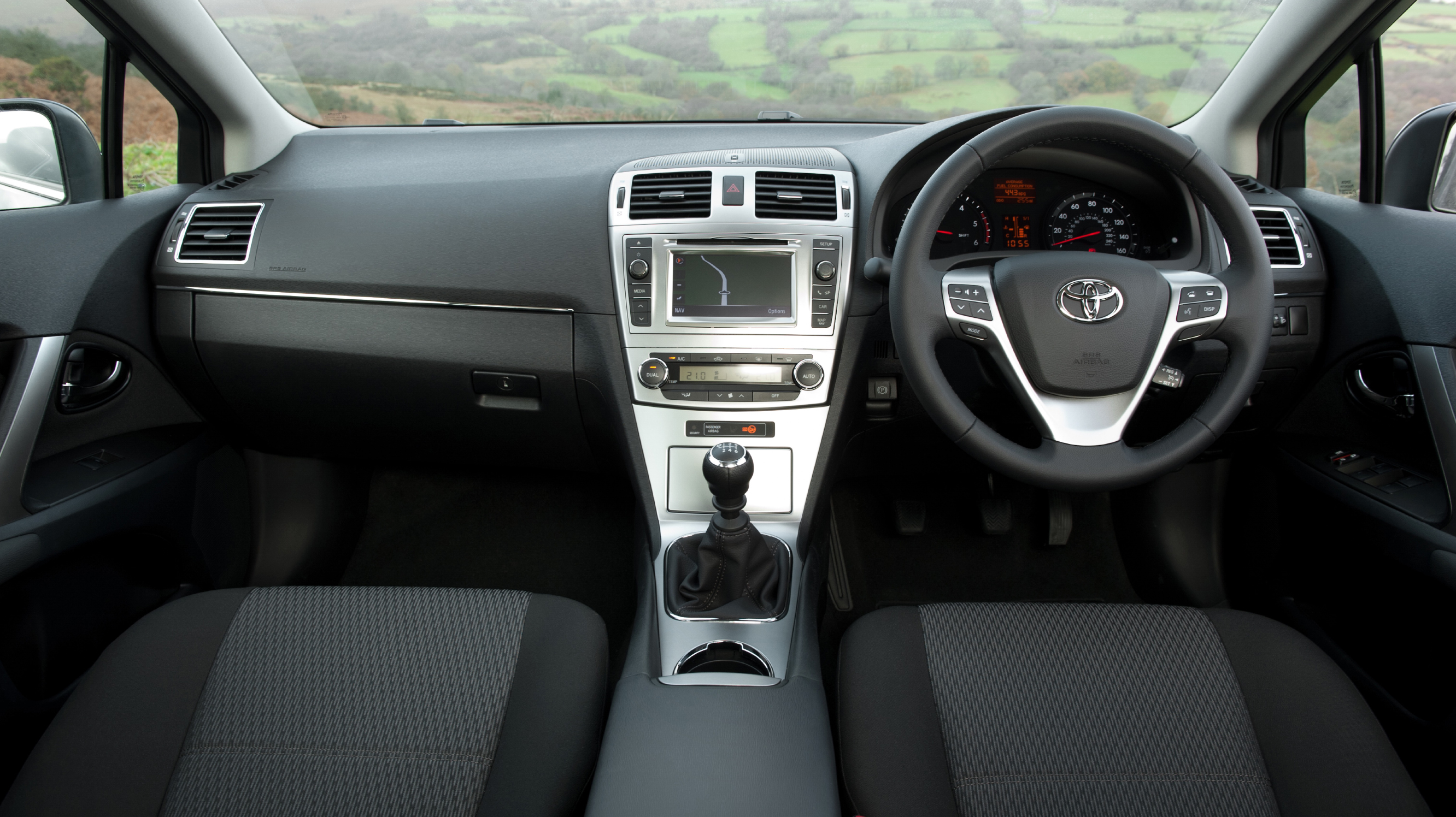 buyers_guide_-_toyota_avensis_tourer_2014_-_interior.jpg