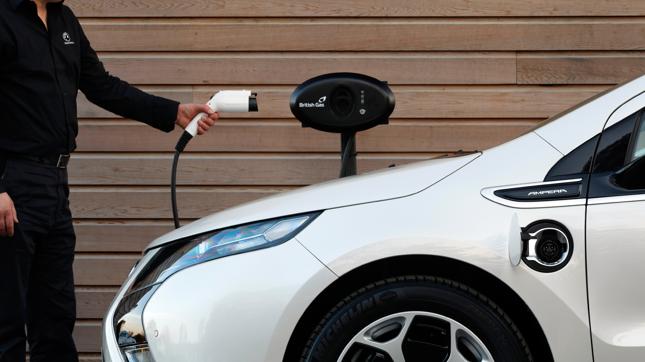 buyers_guide_-_vauxhall_ampera_2014_-_side.jpg