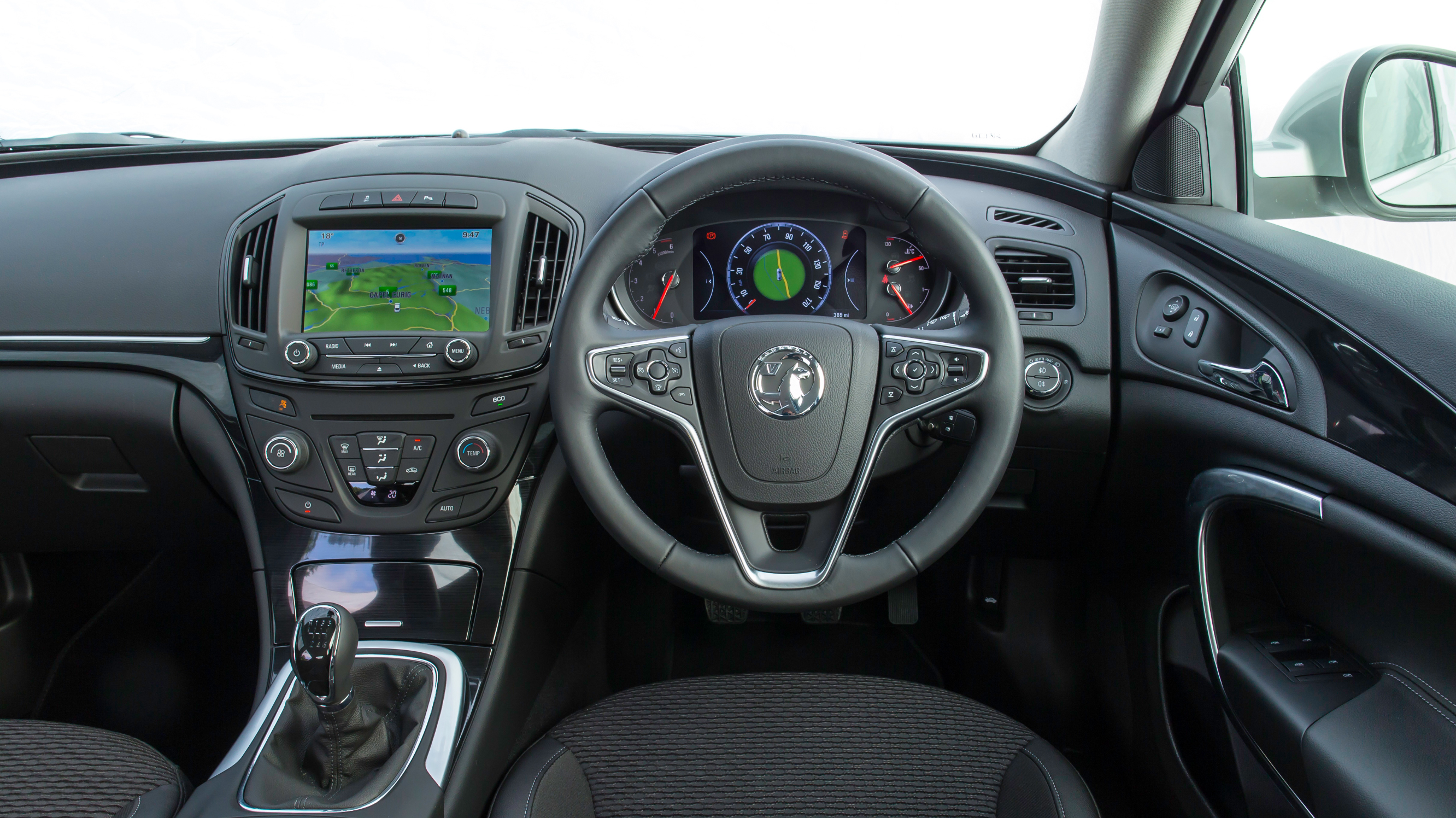 buyers_guide_-_vauxhall_insignia_tourer_2014_-_interior.jpg