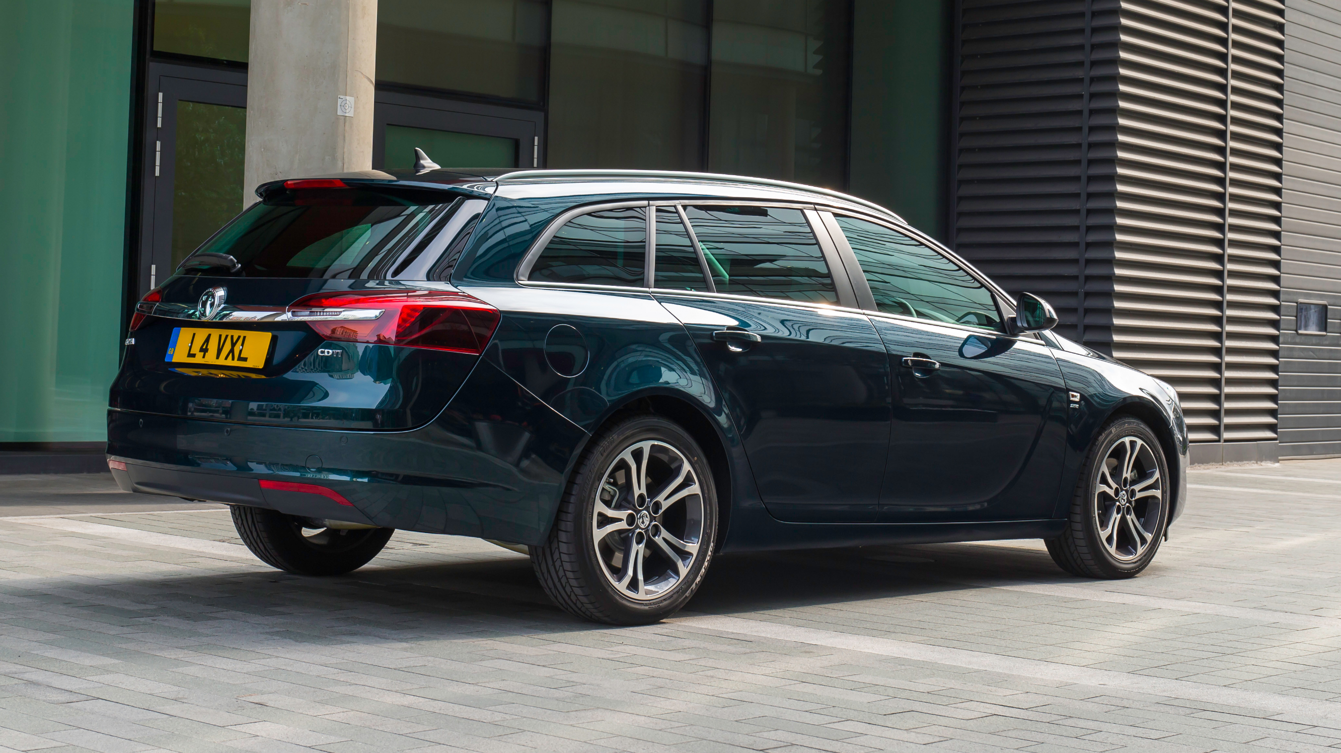 buyers_guide_-_vauxhall_insignia_tourer_2014_-_rear_quarter.jpg