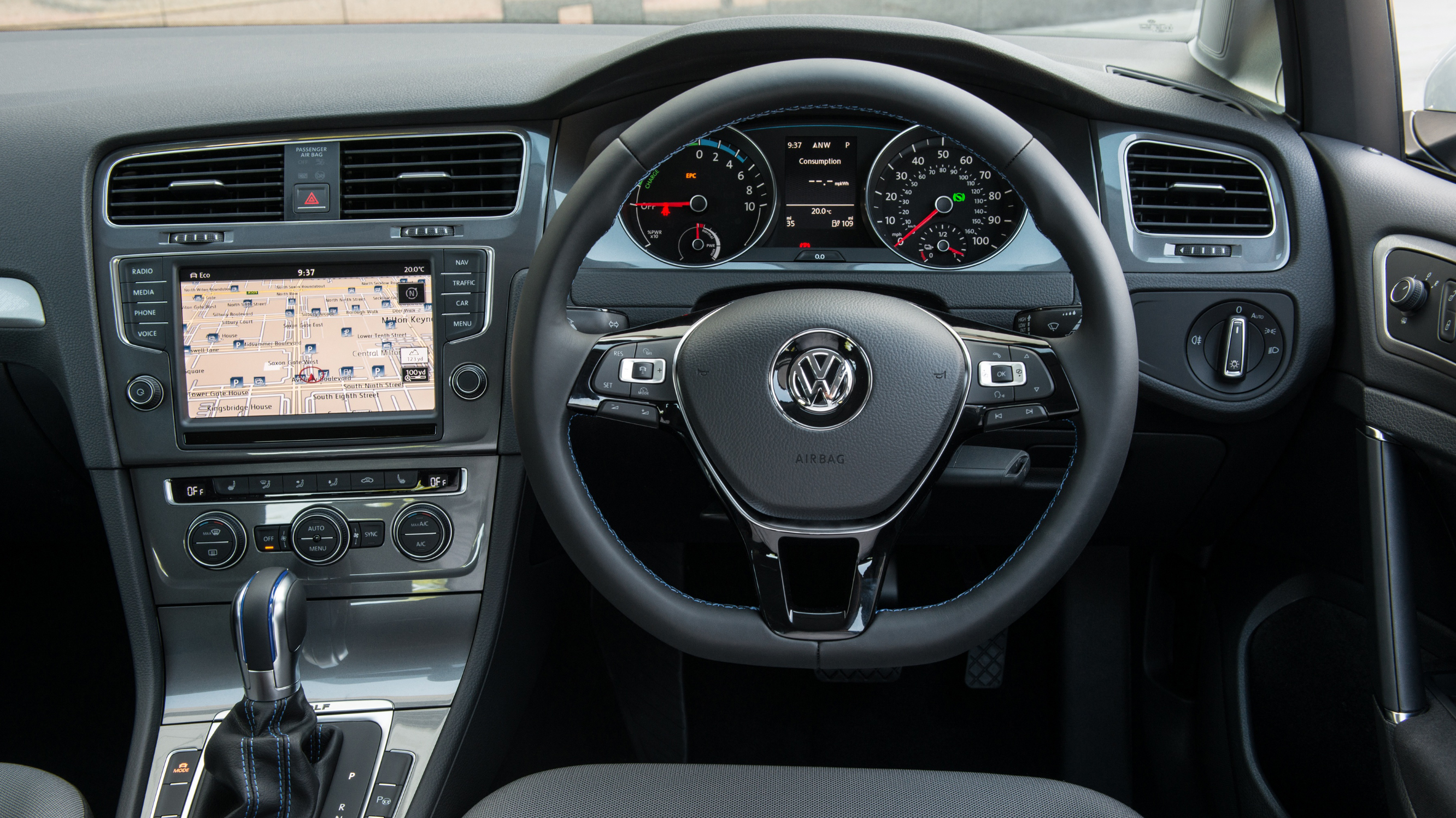 buyers_guide_-_vw_e-golf_2014_-_interior.jpg