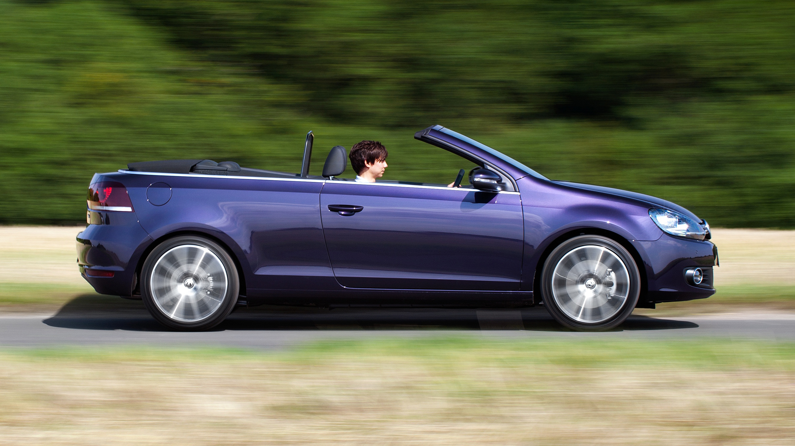 buyers_guide_-_vw_golf_cabriolet_2014_-_side.jpg