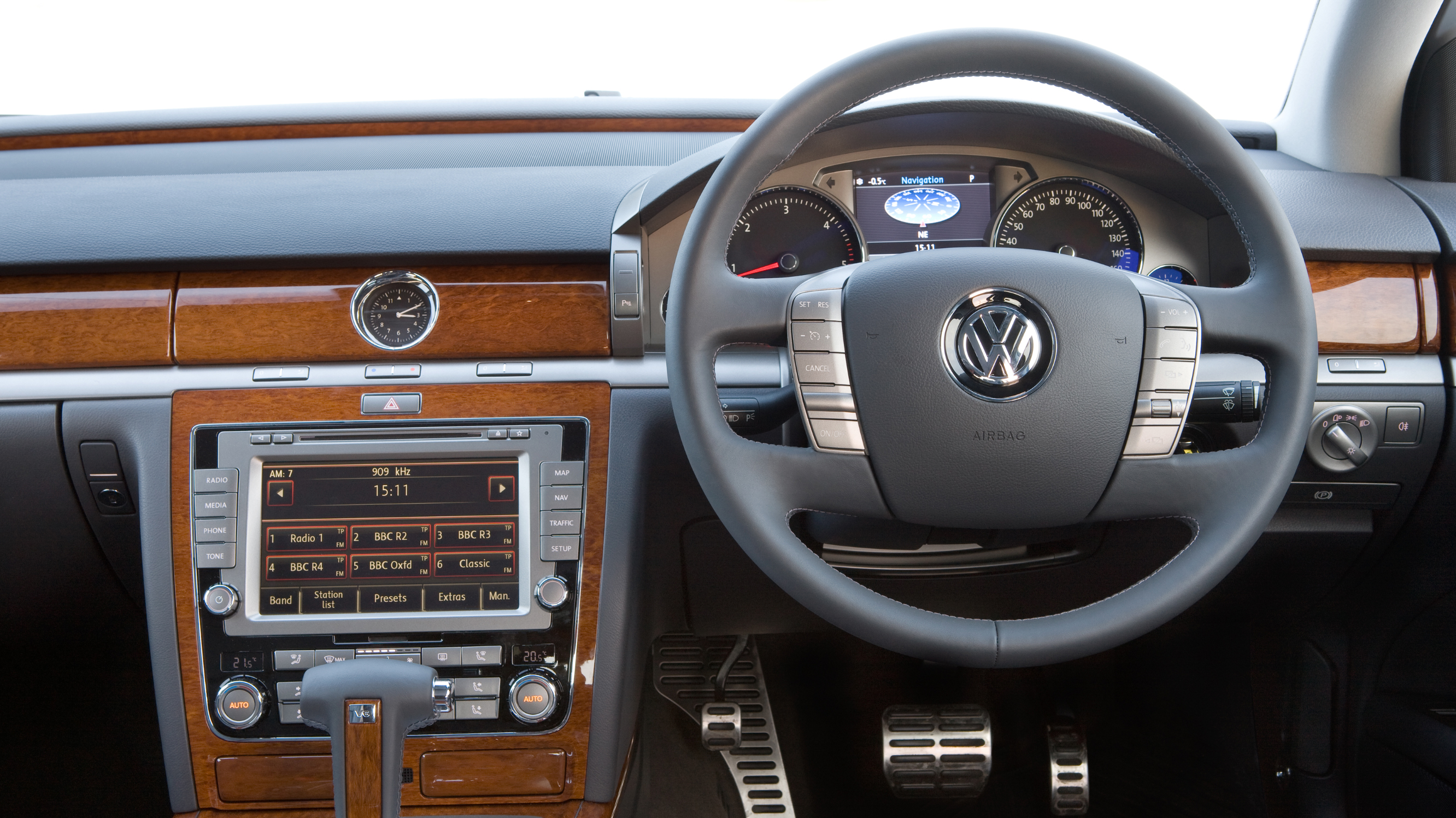 buyers_guide_-_vw_phaeton_2014_-_interior.jpg