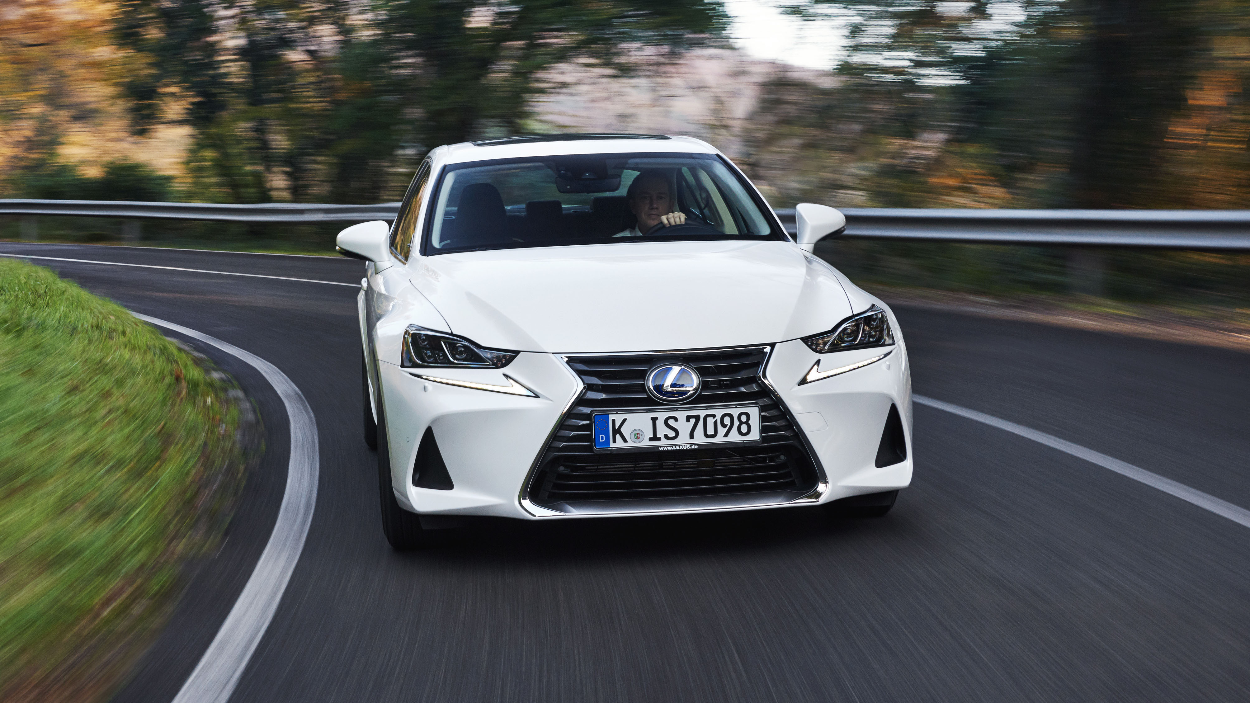 2017_lexus_is_300h_dynamic_04.jpg
