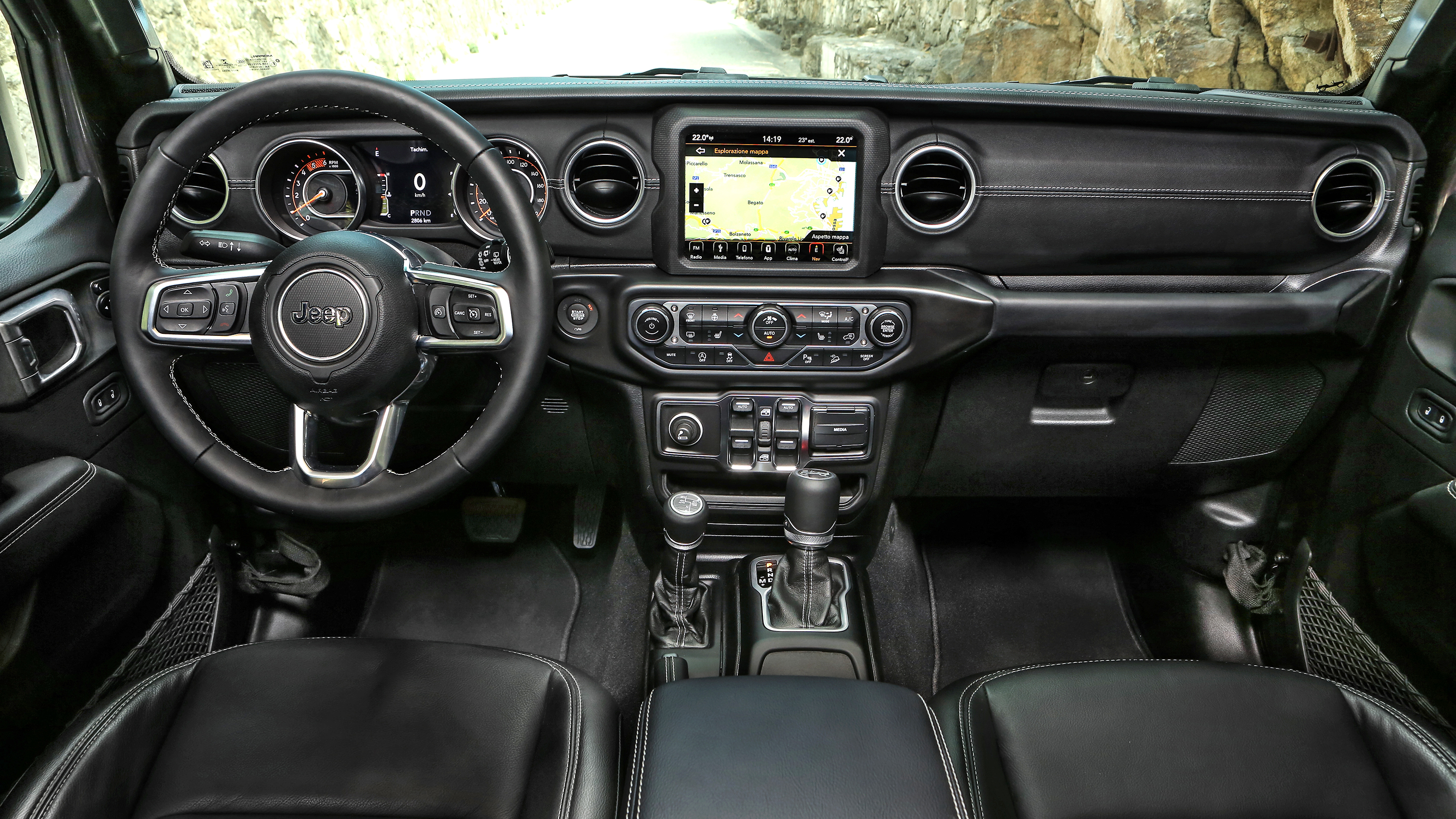 Jeep Wrangler Interior Layout & Technology | Top Gear