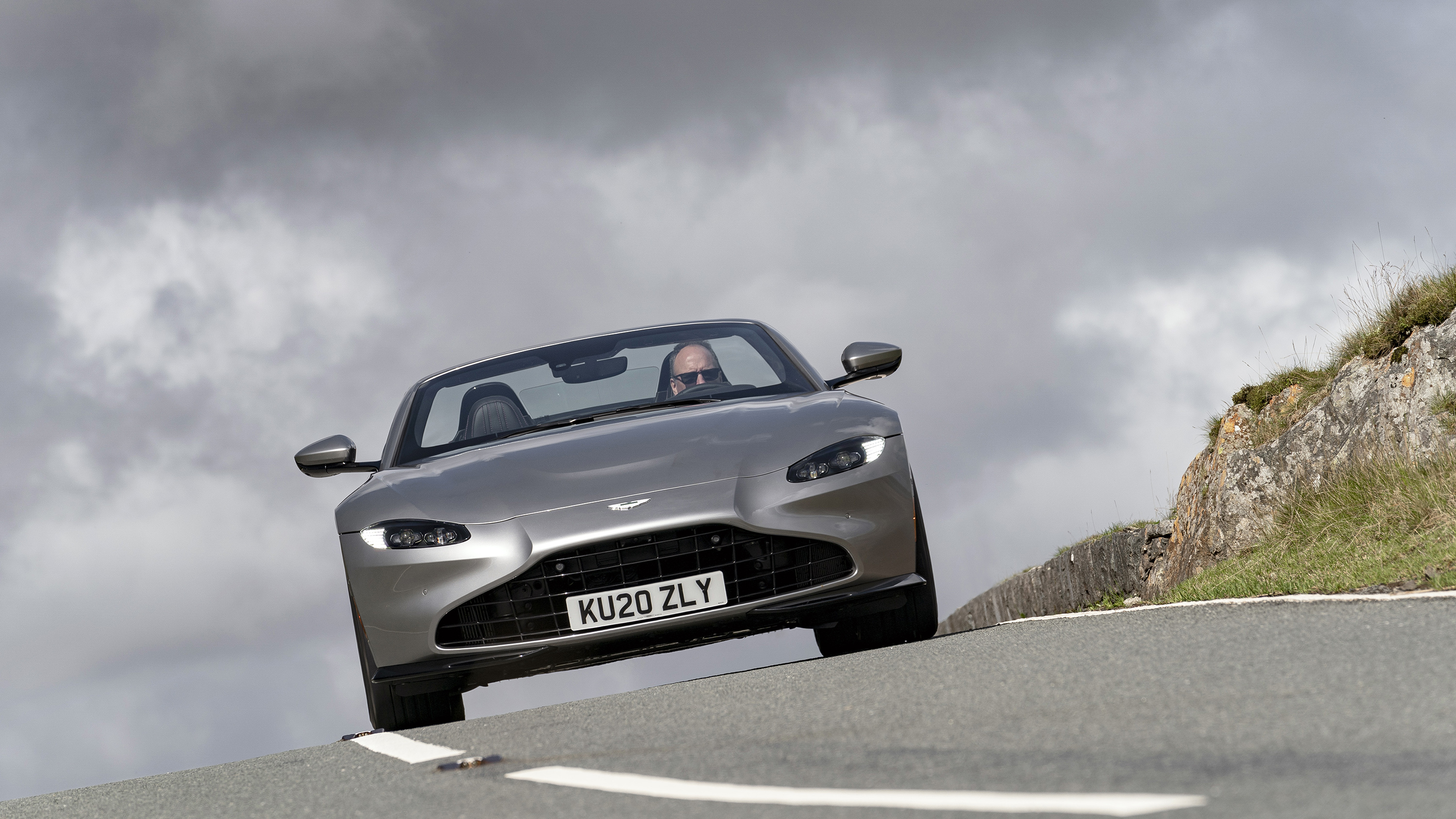 aston_martin_vantage_roadster_-_spirit_silver_34_0.jpg