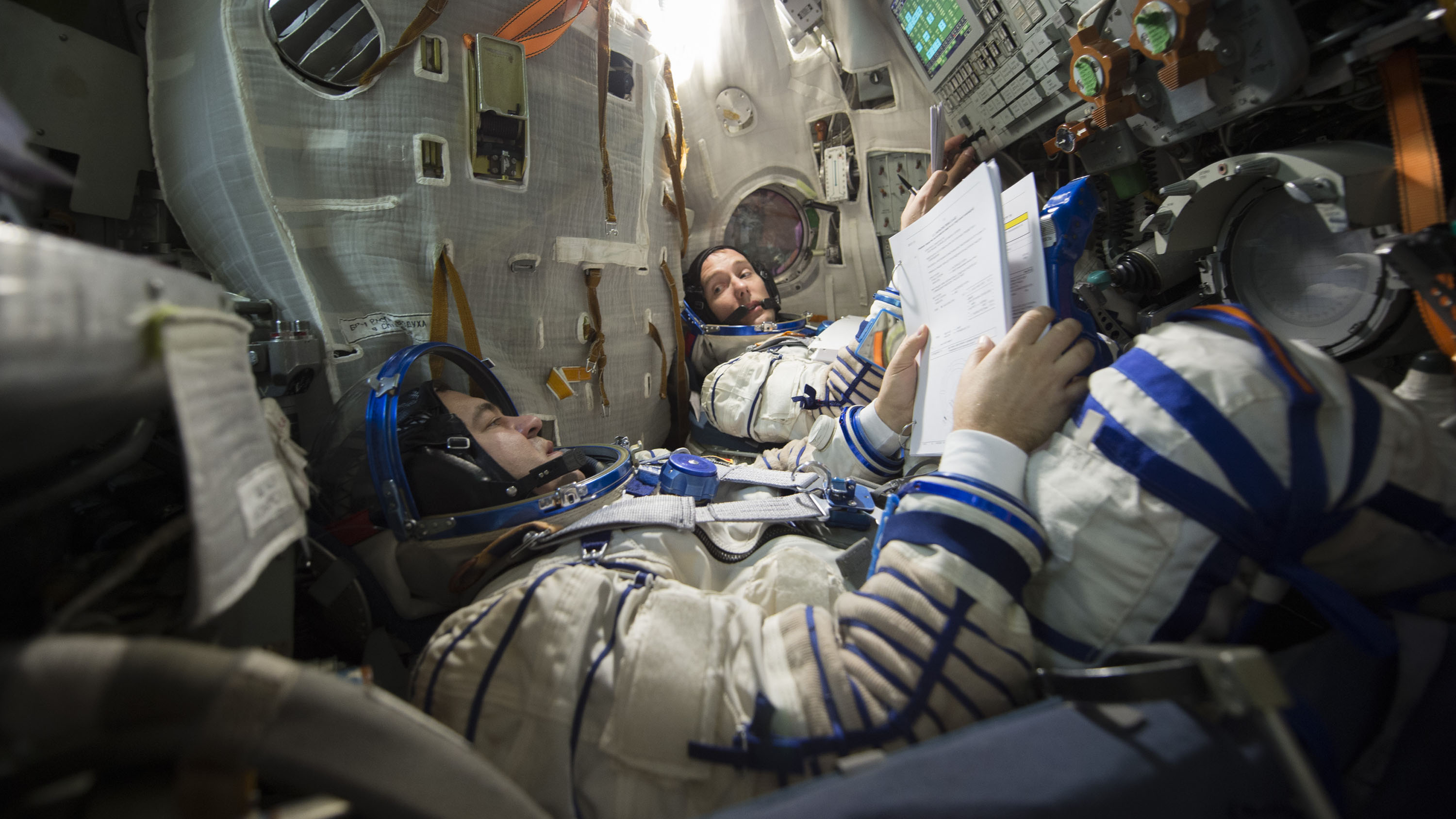 thomas_and_oleg_during_training_in_the_soyuz_tma_simulator.jpg