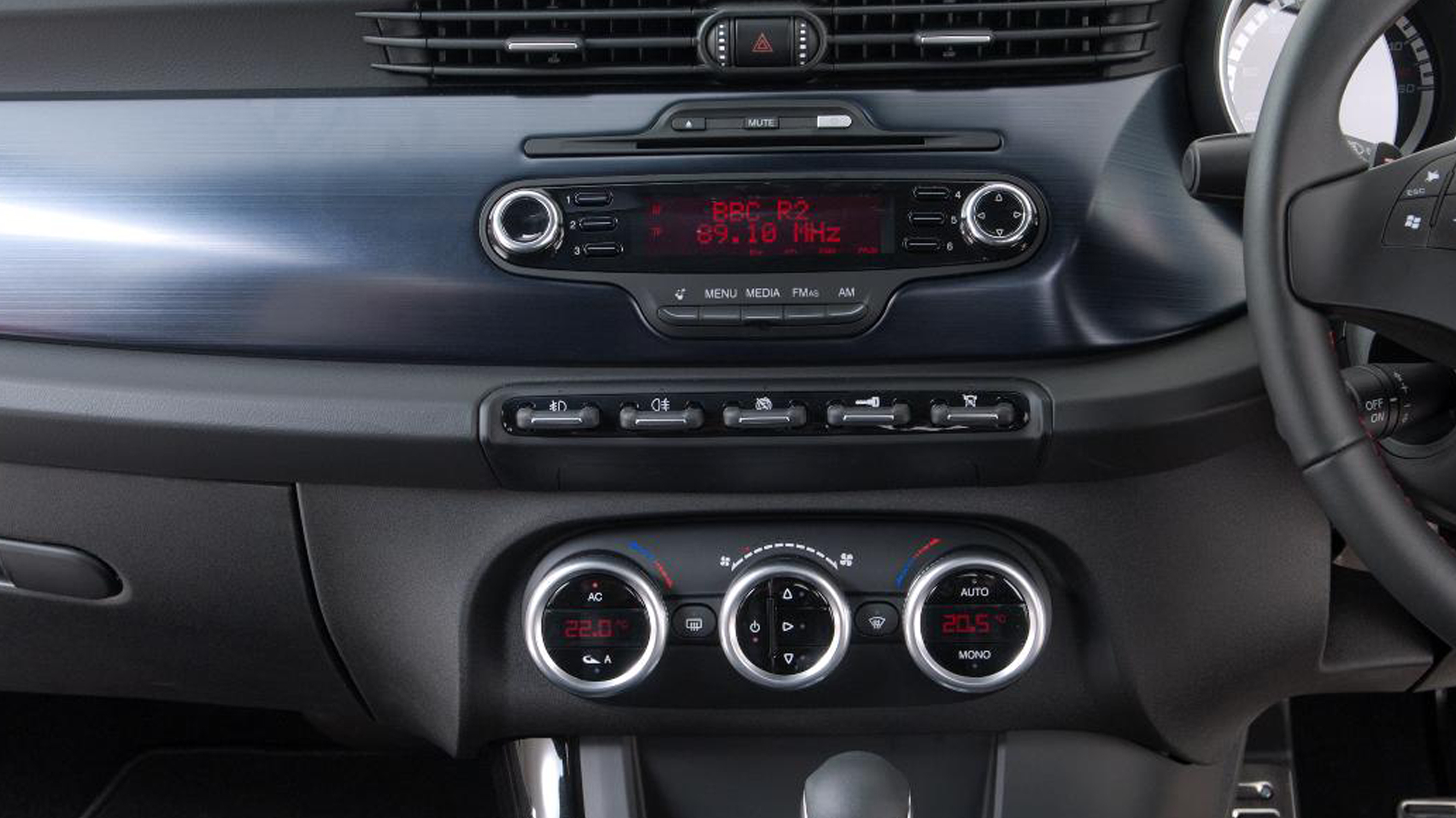 alfa_giulietta_1.75_tbi_quadrifoflio_verde_5dr_tct_-_interior_4_-_2014.jpg
