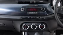 alfa_giulietta_1.75_tbi_quadrifoflio_verde_5dr_tct_-_interior_4_-_2014.jpg