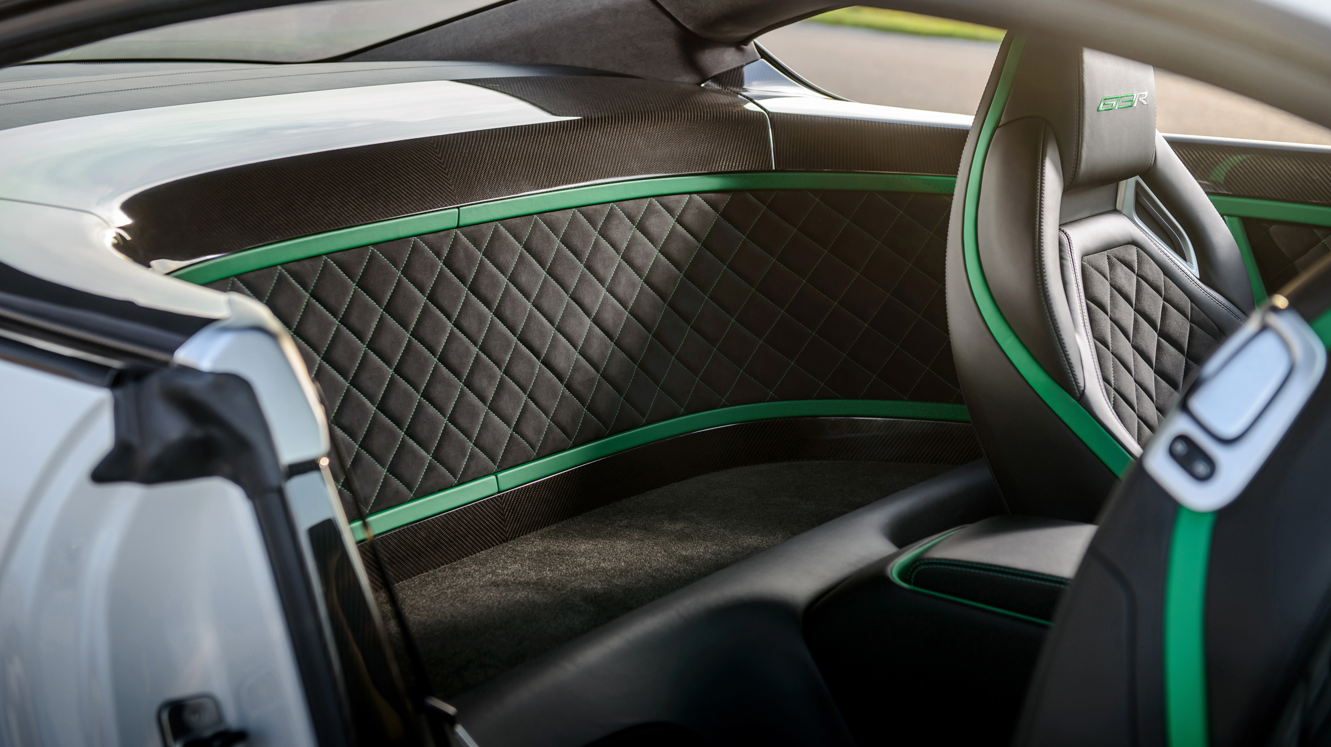 bentley_continental_gt_4.0_v8_gt3-r_2dr_auto_-_interior_2_-_2014.jpg