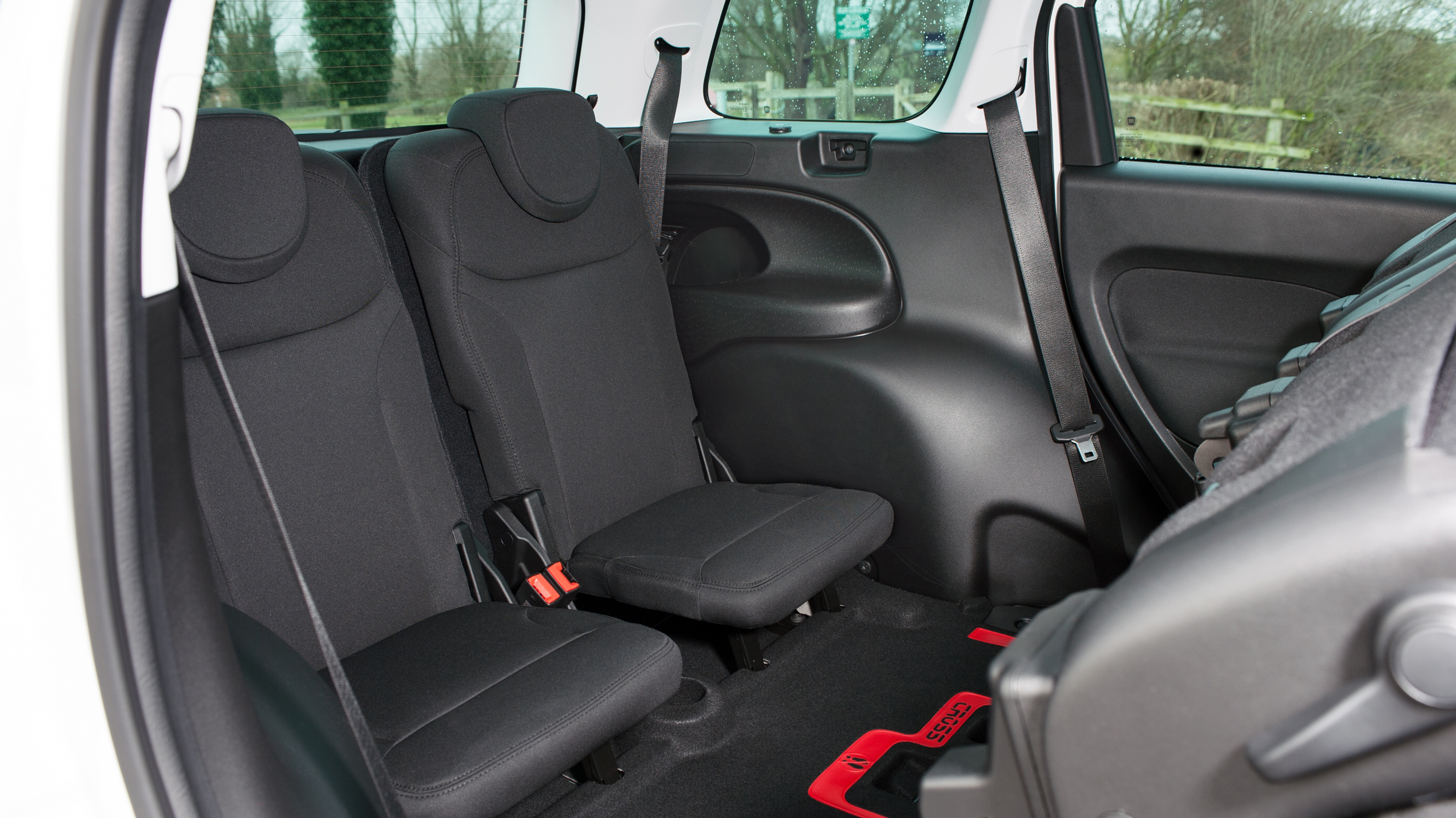 fiat_500l_mpw_1.6_multijet_105_lounge_5dr_-_interior_2_-_2014.jpg