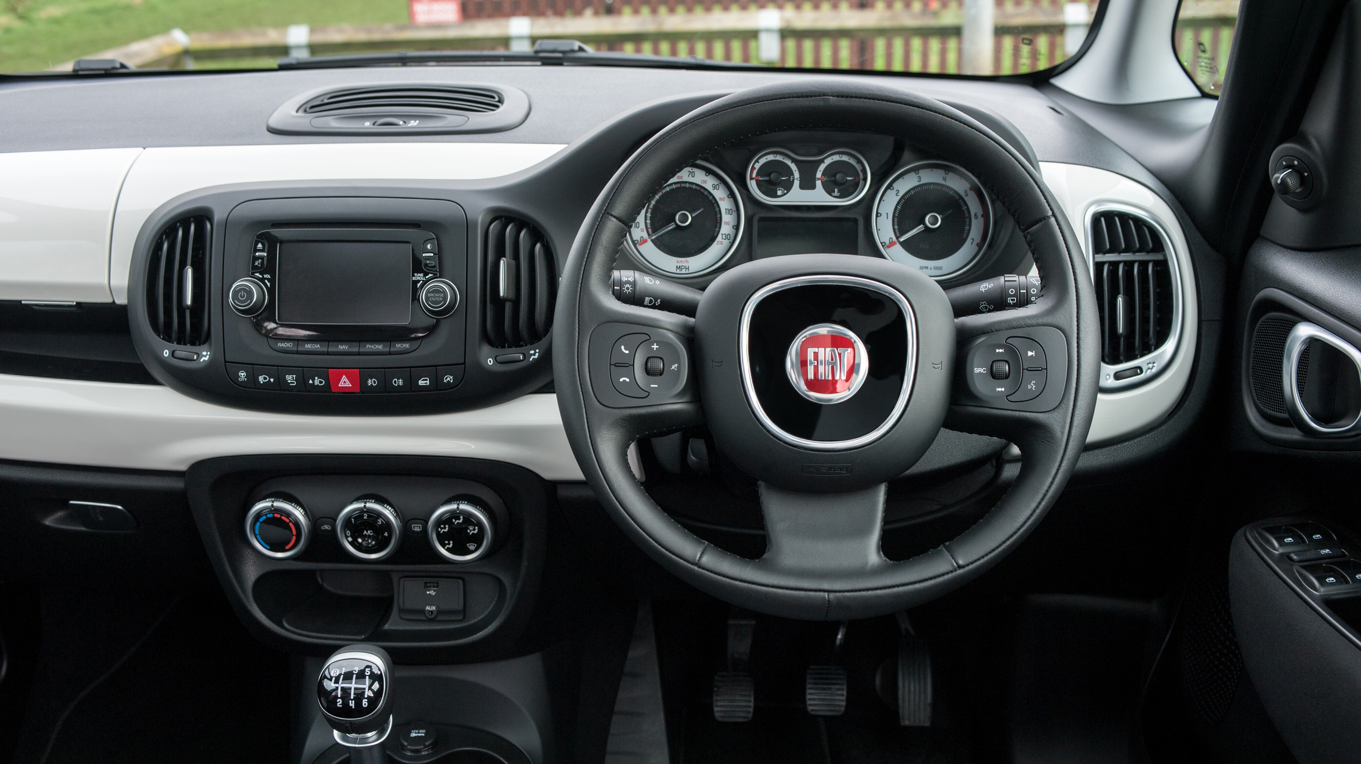 fiat_500l_mpw_1.6_multijet_105_lounge_5dr_-_interior_4_-_2014.jpg