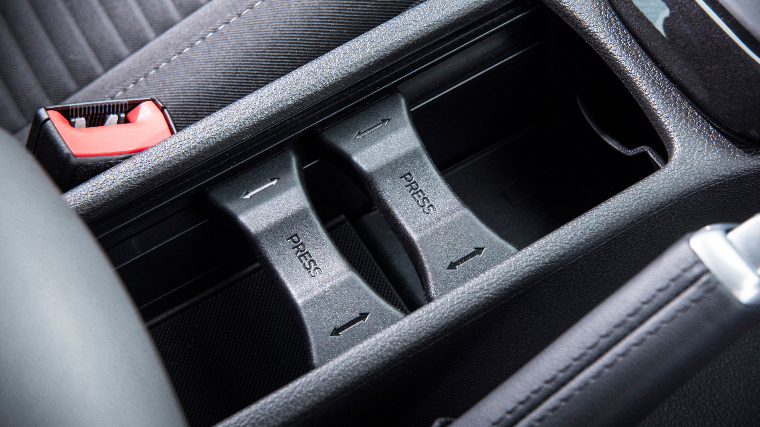 ford_focus_1.6_edge_5dr_-_interior_2_-_2014.jpg