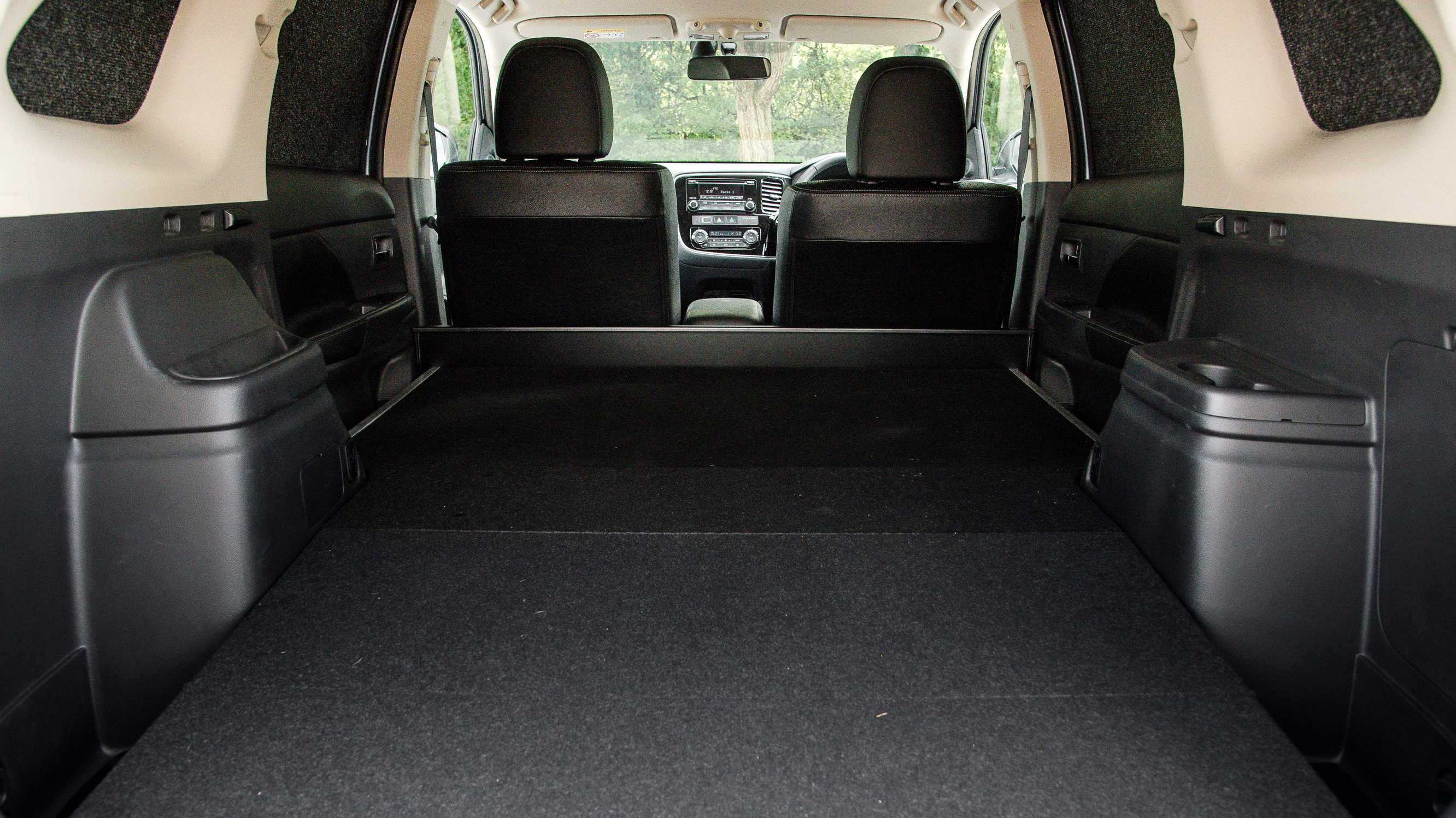 mitsubishi_outlander_2.0_phev_gx3h_5dr_auto_-_interior_2_-_2014.jpg