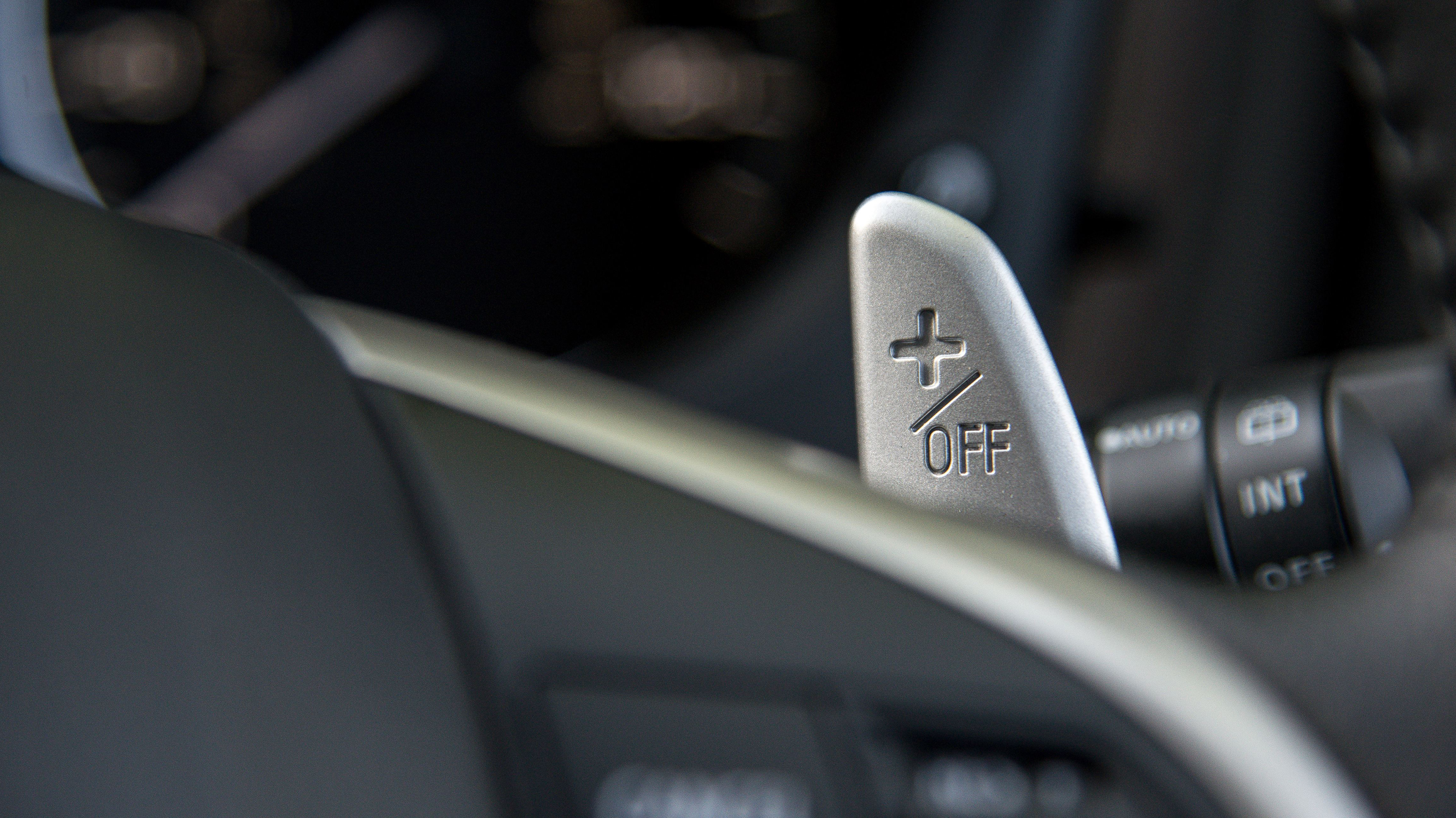 mitsubishi_outlander_2.0_phev_gx3h_5dr_auto_-_interior_4_-_2014.jpg