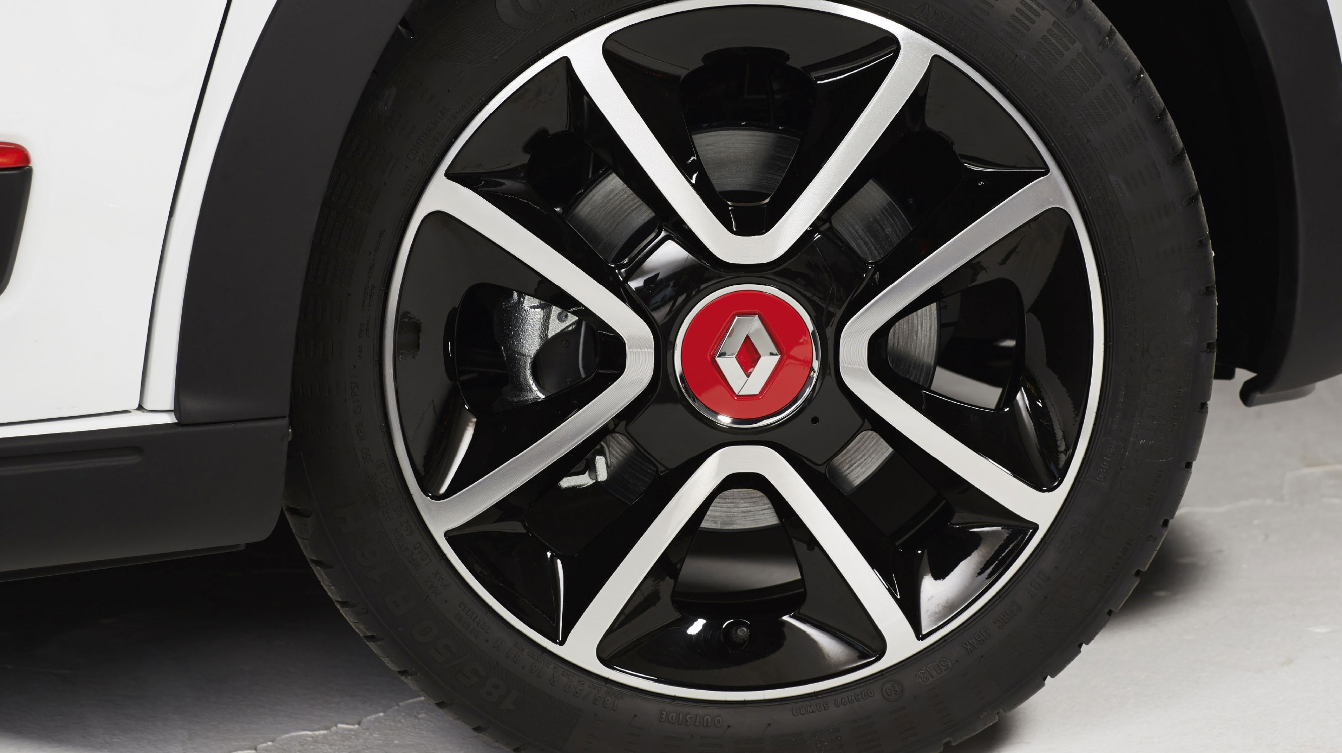 renault_twingo_0.9_tce_dynamique_5dr_-_interior_3_-_2014.jpg