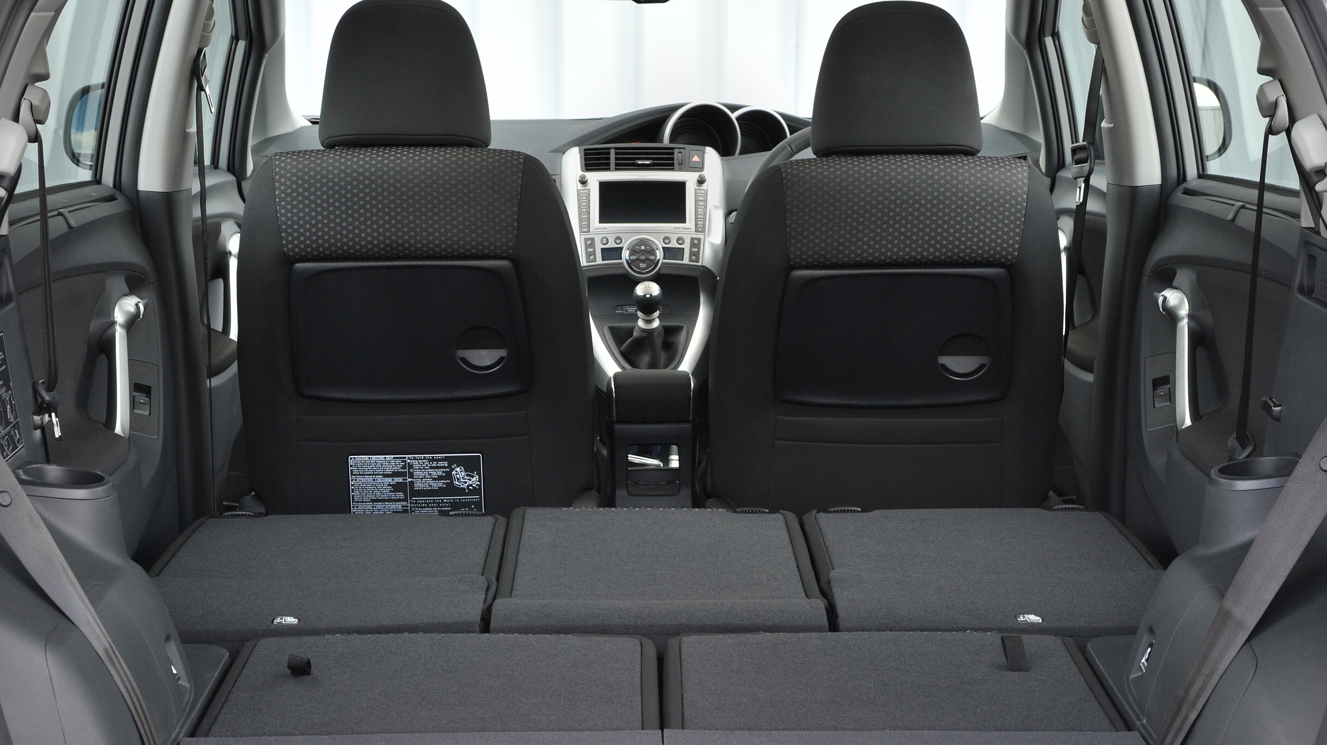toyota_verso_1.6_d-4d_active_5dr_-_interrior_3_-_2014.jpg