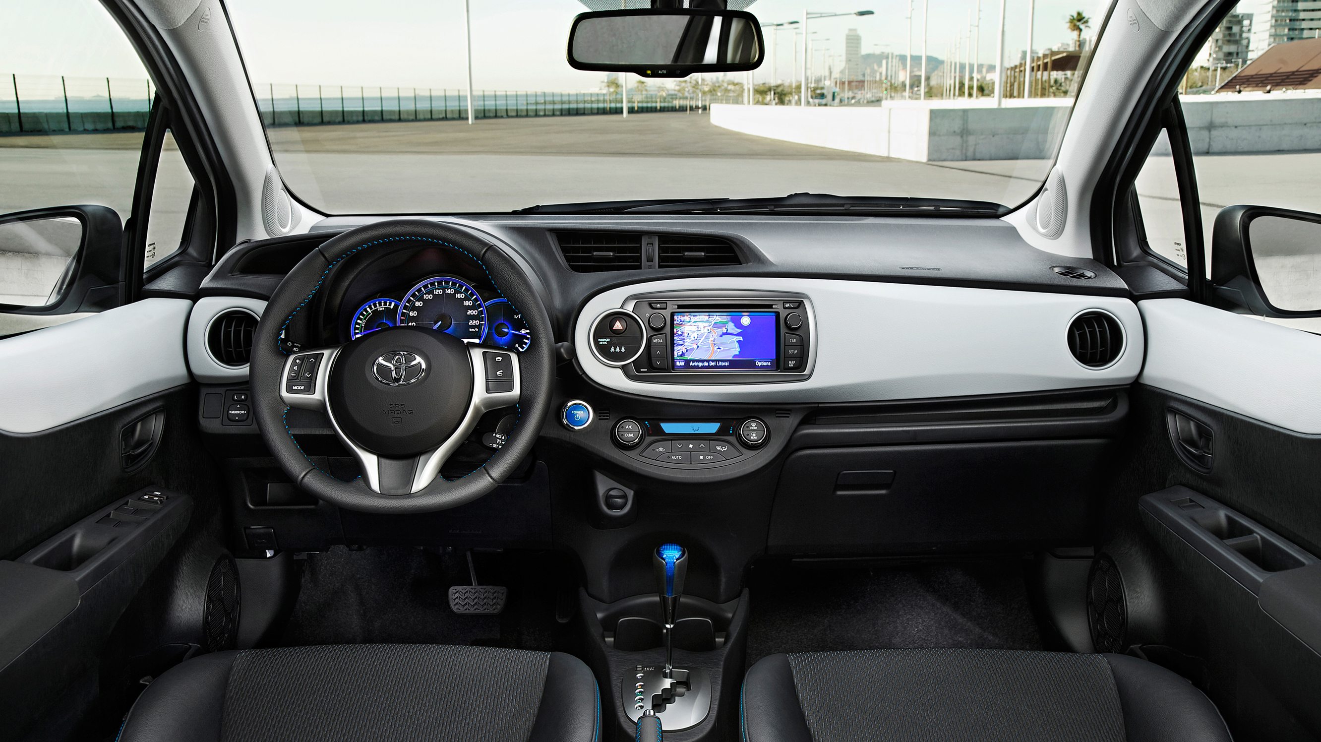 toyota_yaris_1.5_vvt-i_hyrbid_icon_5dr_cvt_auto_-_interior_2_-_2014.jpg