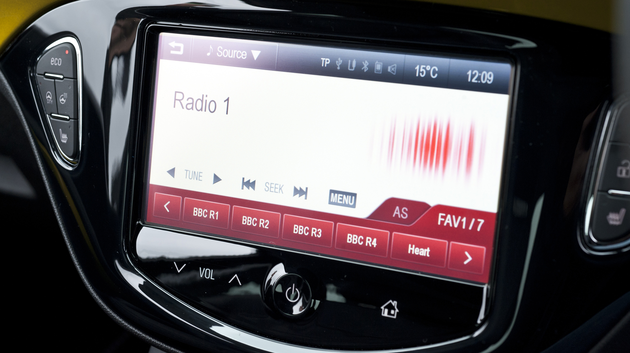 vauxhall_adam_1.0t_ecoflex_rocks_air_3dr_-_interior_2_-_2014.jpg