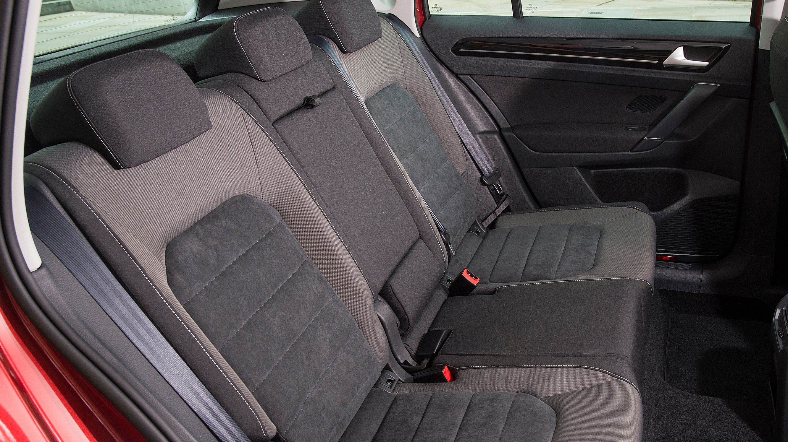 volkswagen_golf_sv_2.0_tdi_gt_5dr_-_interior_2_-_2014.jpg