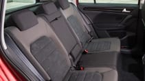 volkswagen_golf_sv_2.0_tdi_gt_5dr_-_interior_2_-_2014.jpg