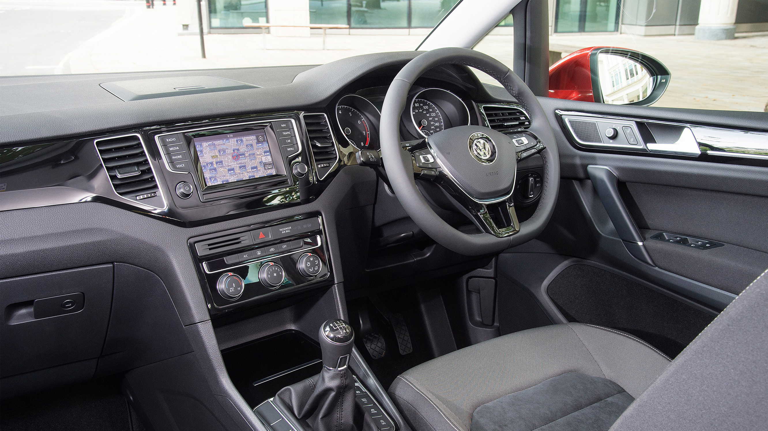 volkswagen_golf_sv_2.0_tdi_gt_5dr_-_interior_3_-_2014.jpg