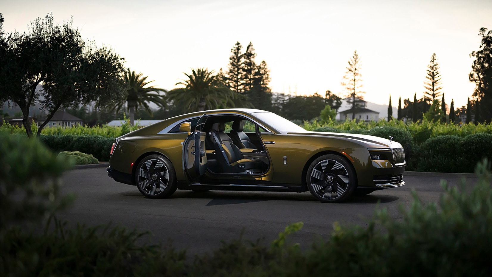 Rolls-Royce Spectre Driving, Engines & Performance | Top Gear