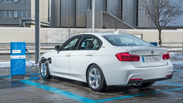First drive: the BMW 330e, a plug-in 3-Series Reviews 2025 | Top Gear