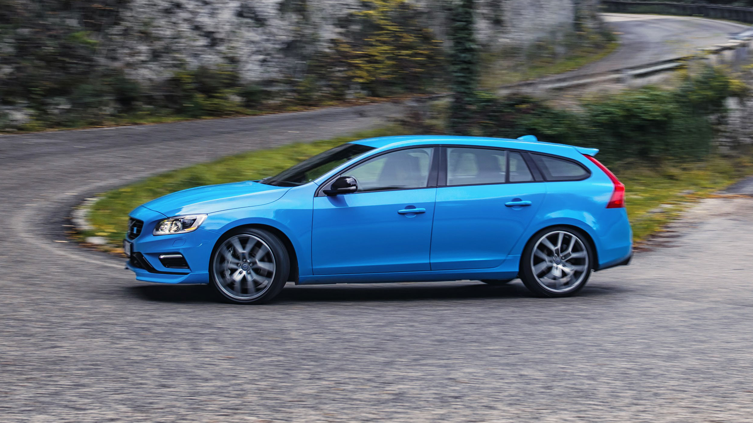 188719_volvo_v60_polestar_location_motion.jpg