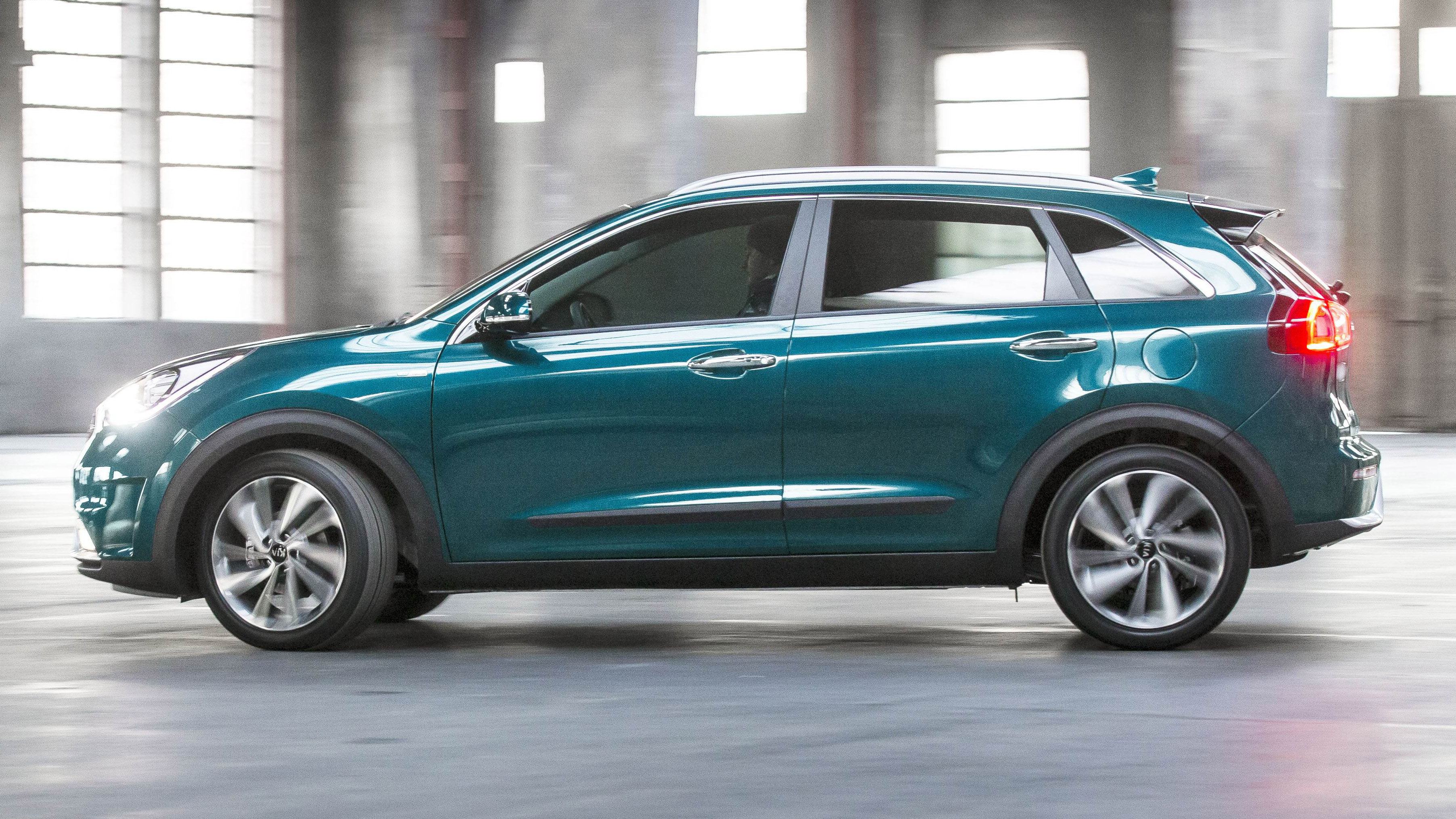 Кия гибрид. Kia Niro Hybrid. Kia Niro 2016. Киа Ниро гибрид. Kia Niro Review 2024.