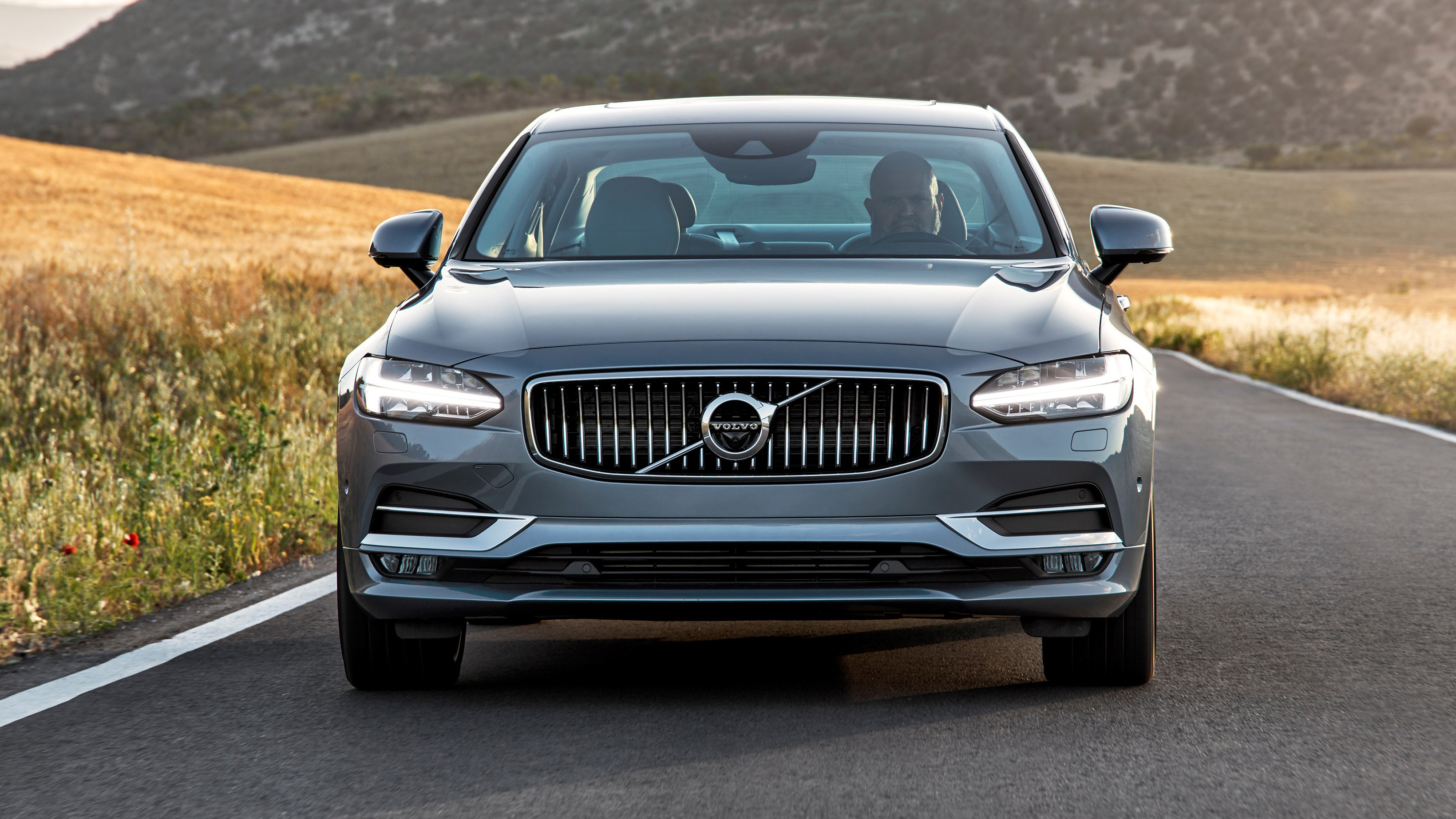 1199992_191819_new_volvo_s90_location_driving.jpg