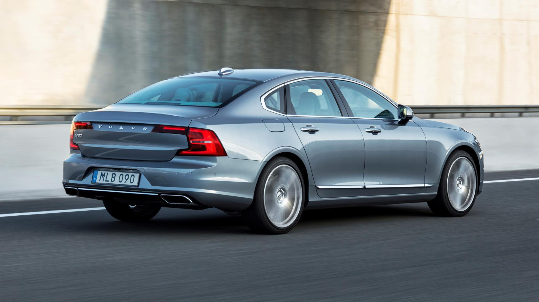 1200079_191821_new_volvo_s90_location_driving.jpg
