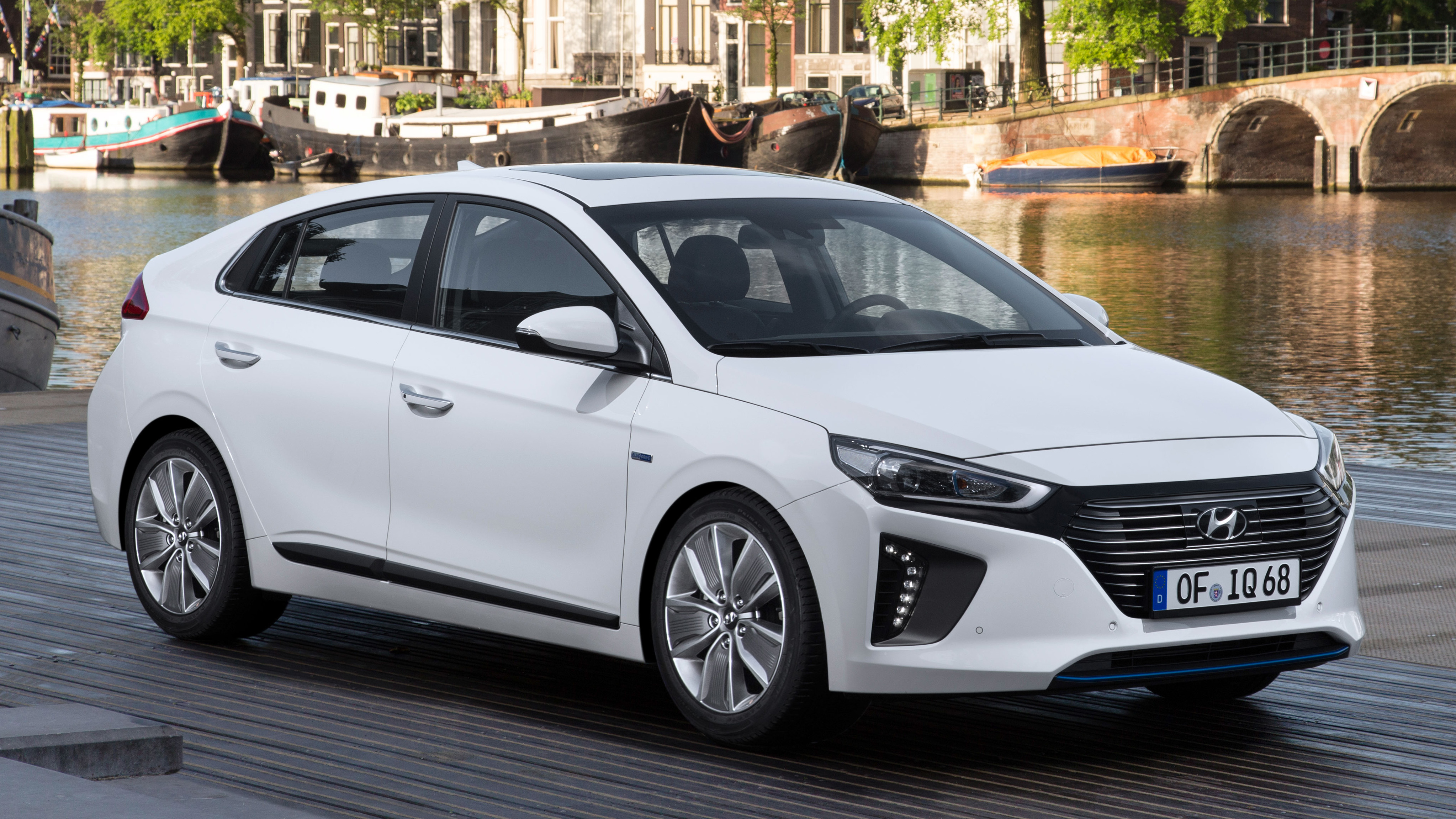 slang teller Verzoenen Review: the Hyundai Ioniq in hybrid and electric form Reviews 2022 | Top  Gear