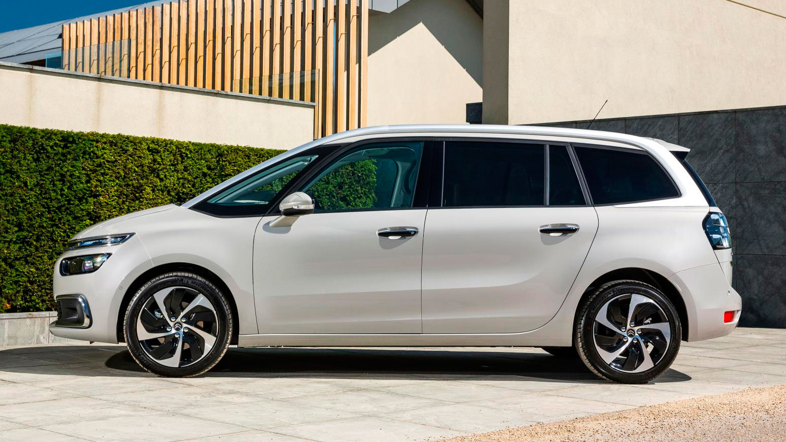 Editie Zwembad afstuderen Review: the Citroen Grand C4 Picasso with three-cylinder turbo power  Reviews 2023 | Top Gear