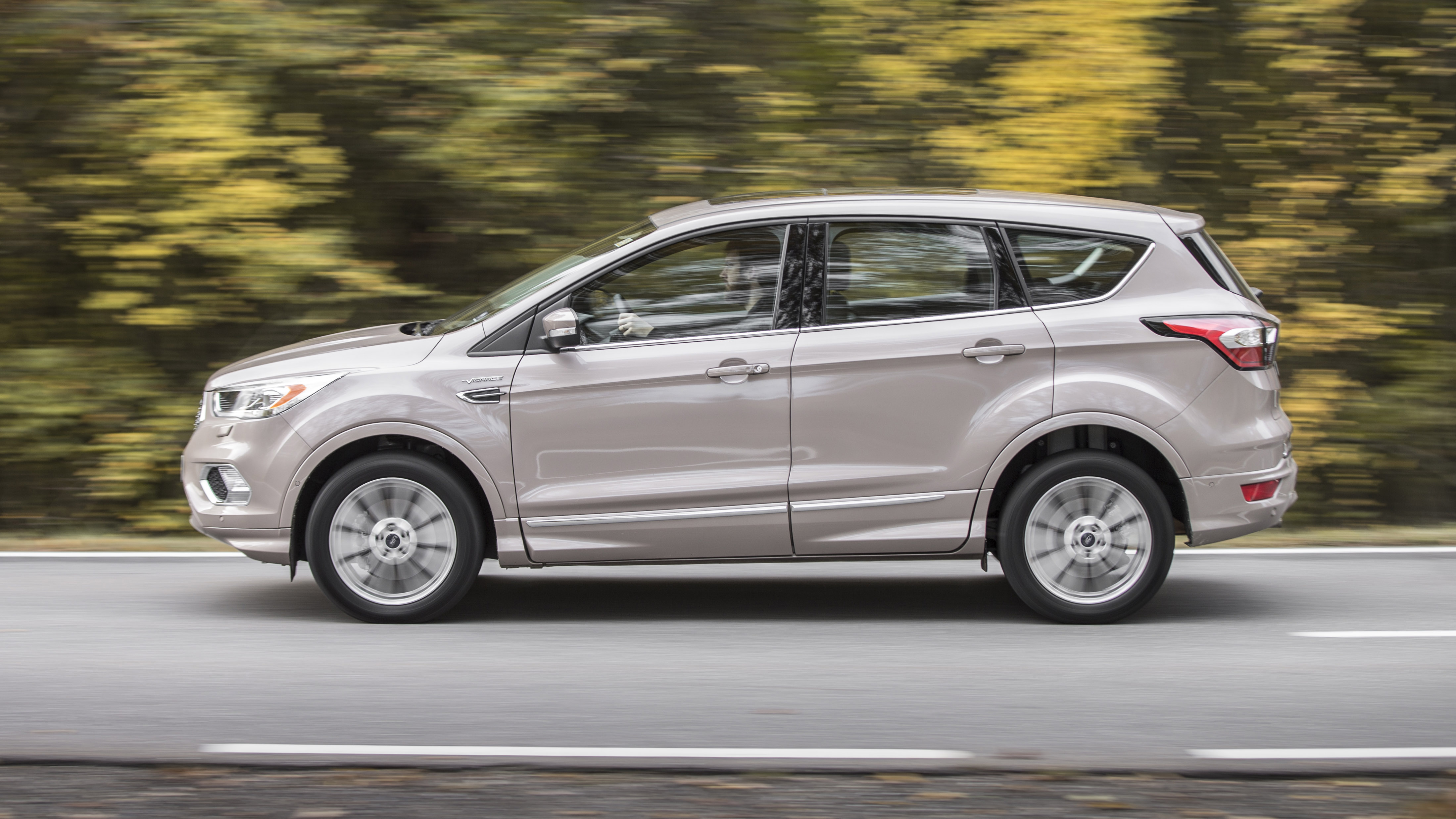 2016kuga_vignale_milano_grigio_013.jpg