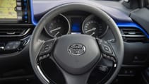 2016_toyota_c-hr_int_05.jpg