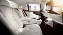 2017_lexus_ls_500h_int_05.jpg