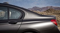 p90246835_highres_bmw-m760li-xdrive-on.jpg