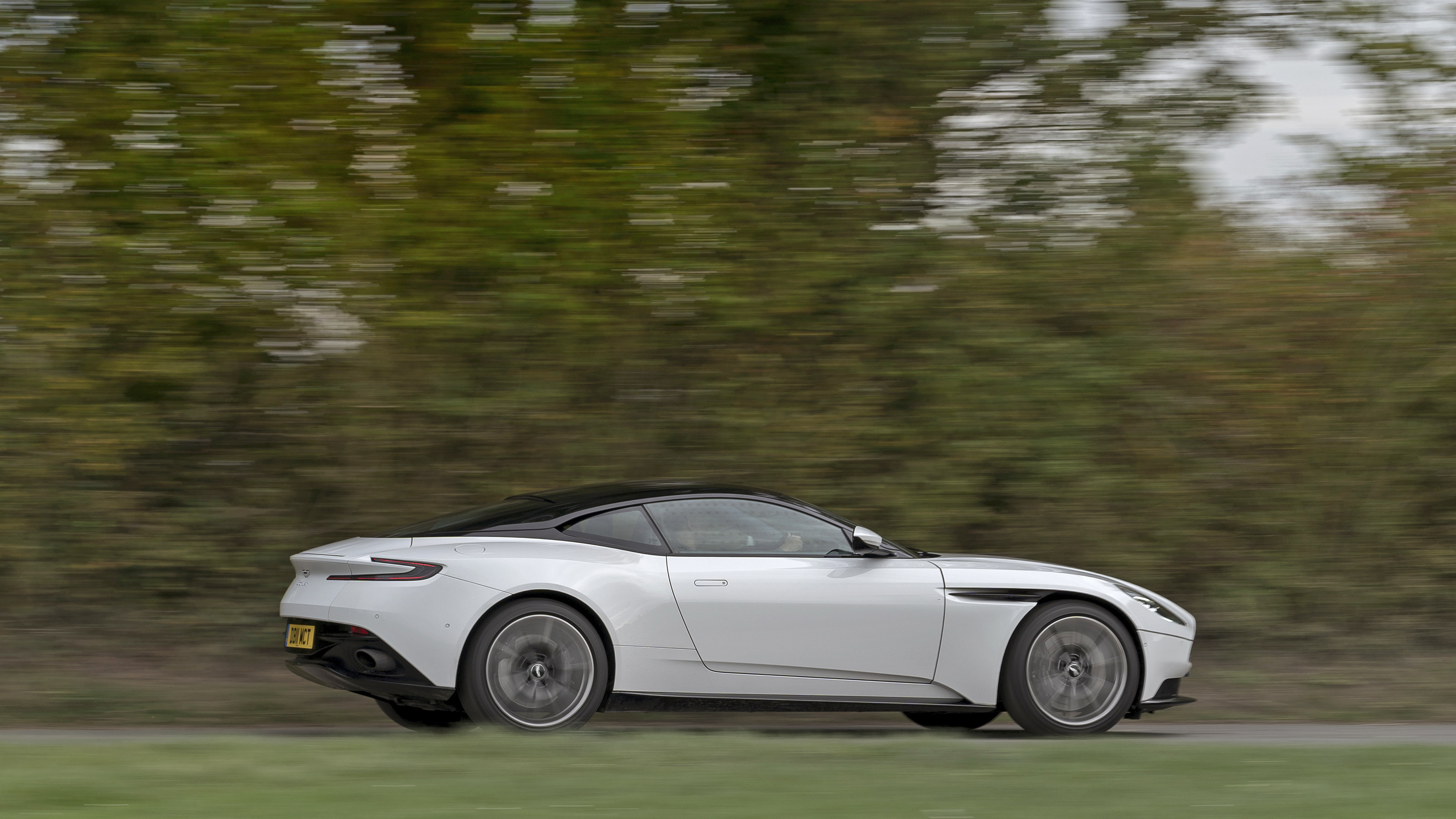 aston_martin_db11_v8_r_max_earey_129.jpg